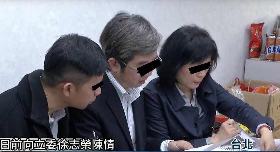 晁姓院長等人向立委徐志榮陳情，稱師資員額不足要被停招。（翻攝客家電視台）