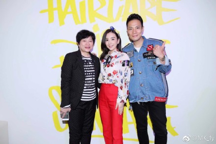 昨夜活動方媛由城城經紀人小美陪伴出席,問到活動酬勞笑言不清楚。(方媛微博)