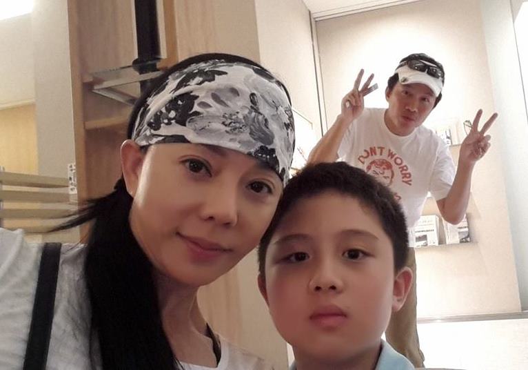 狄鶯(左)兒子目前在警察局,而她是在27日凌晨接到通知,她跟孫鵬都沒跟兒子通上話。(翻攝臉書)