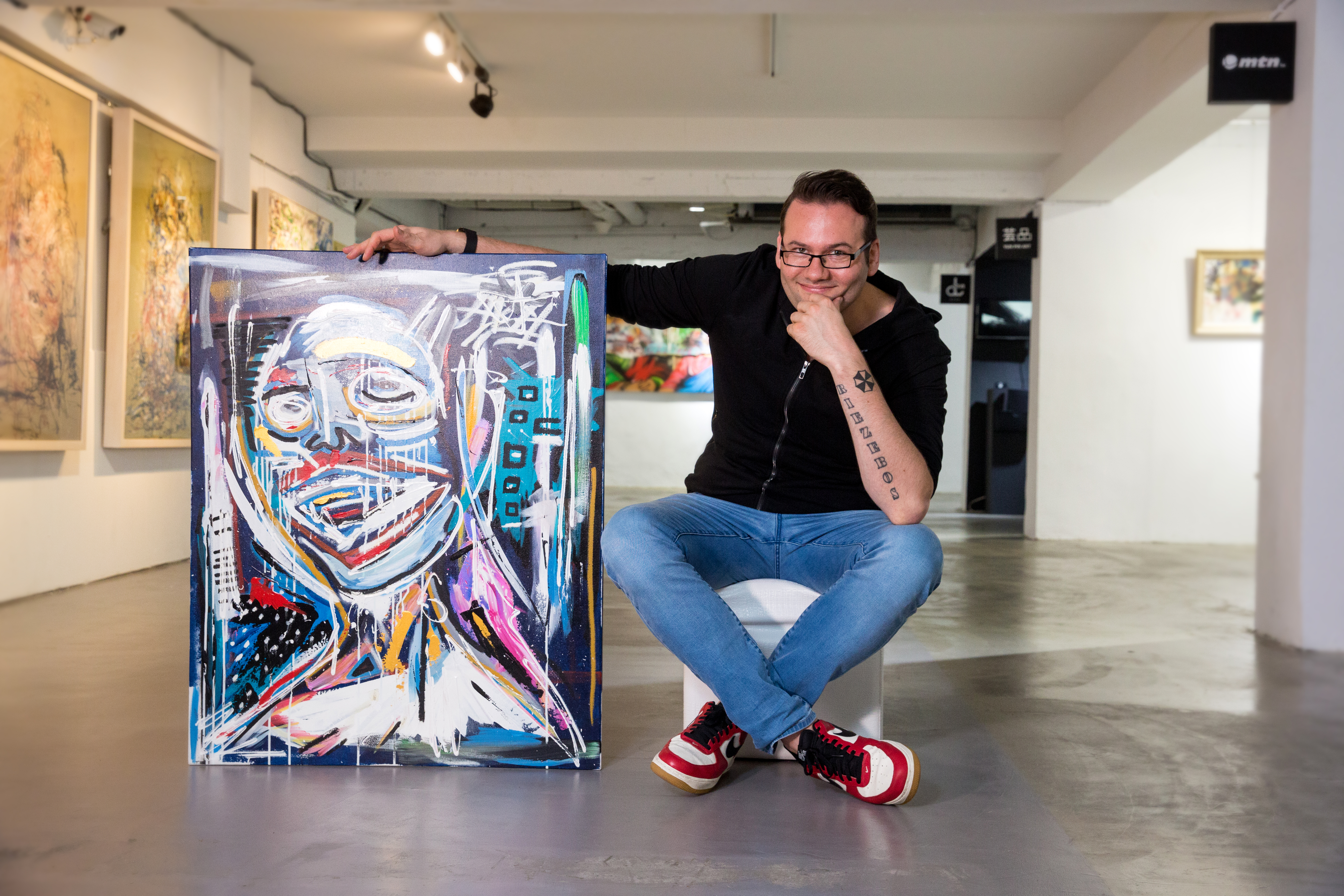 彼得．萊茲伯斯在台北的畫廊為新藏家簽名。