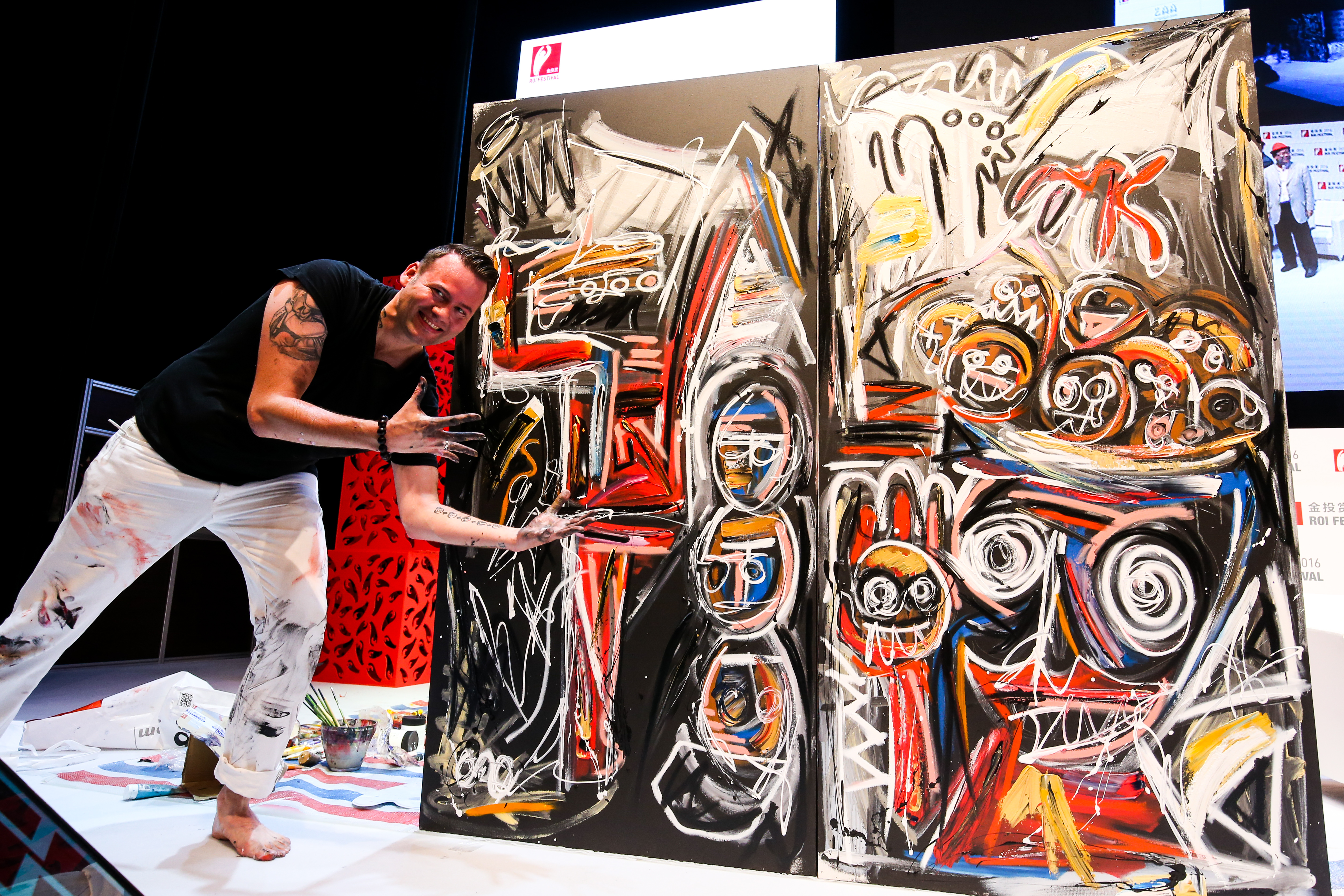 萊茲伯斯喜歡即興作畫，幾乎每場拍賣會和展覽開幕都會即興，他說這是與觀眾互動的大好機會。（由Peter Riezebos提供）