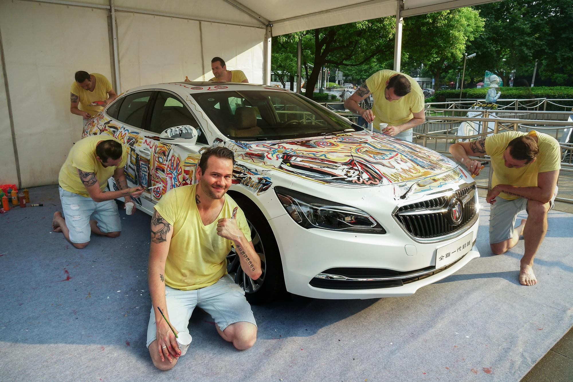 萊茲伯斯為汽車品牌別克（Buick）即興創作的車體彩繪，該輛車現在在中國巡迴。（由Peter Riezebos提供）