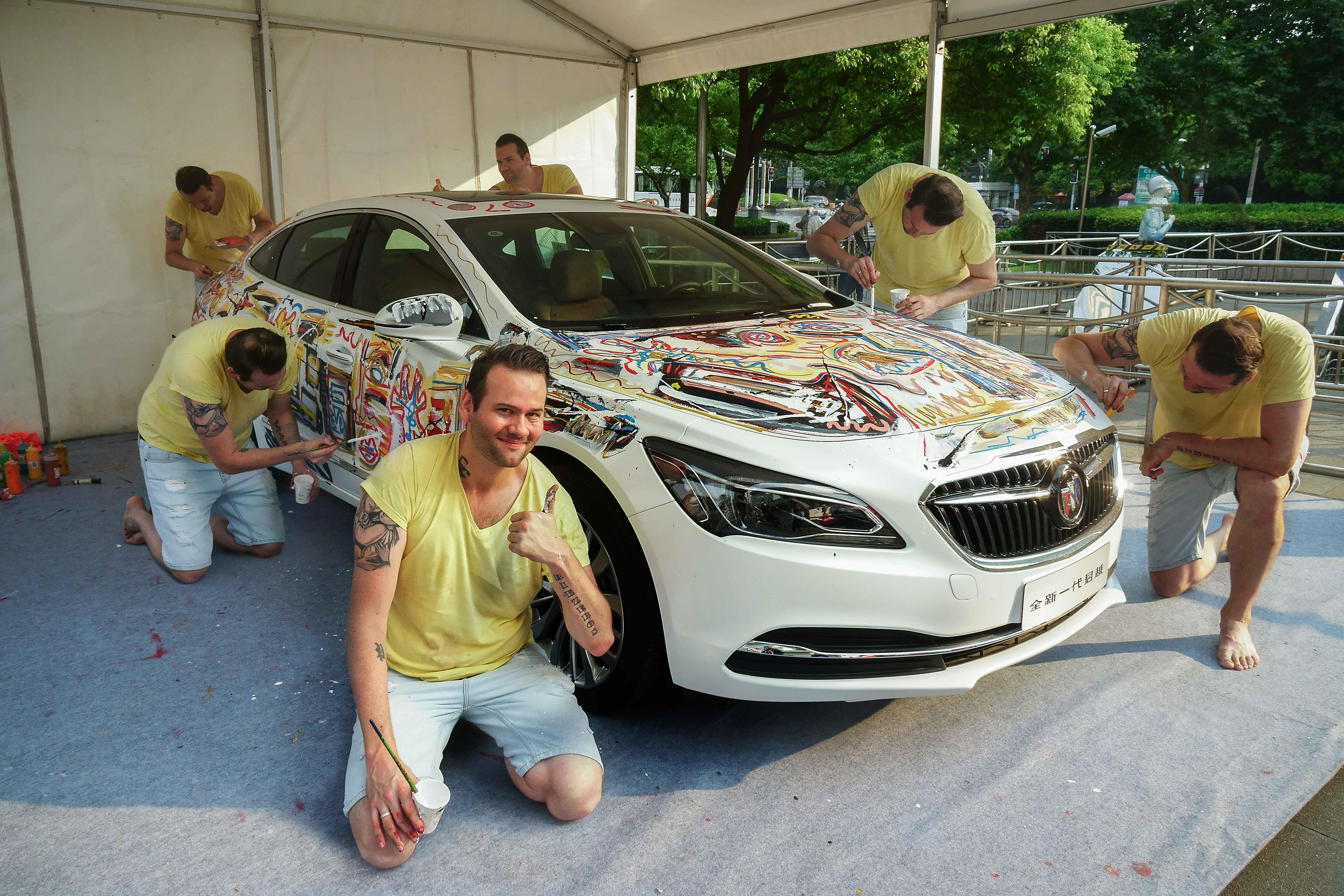 萊茲伯斯為汽車品牌別克(Buick)即興創作的車體彩繪,該輛車現在在中國巡迴。(由Peter Riezebos提供)