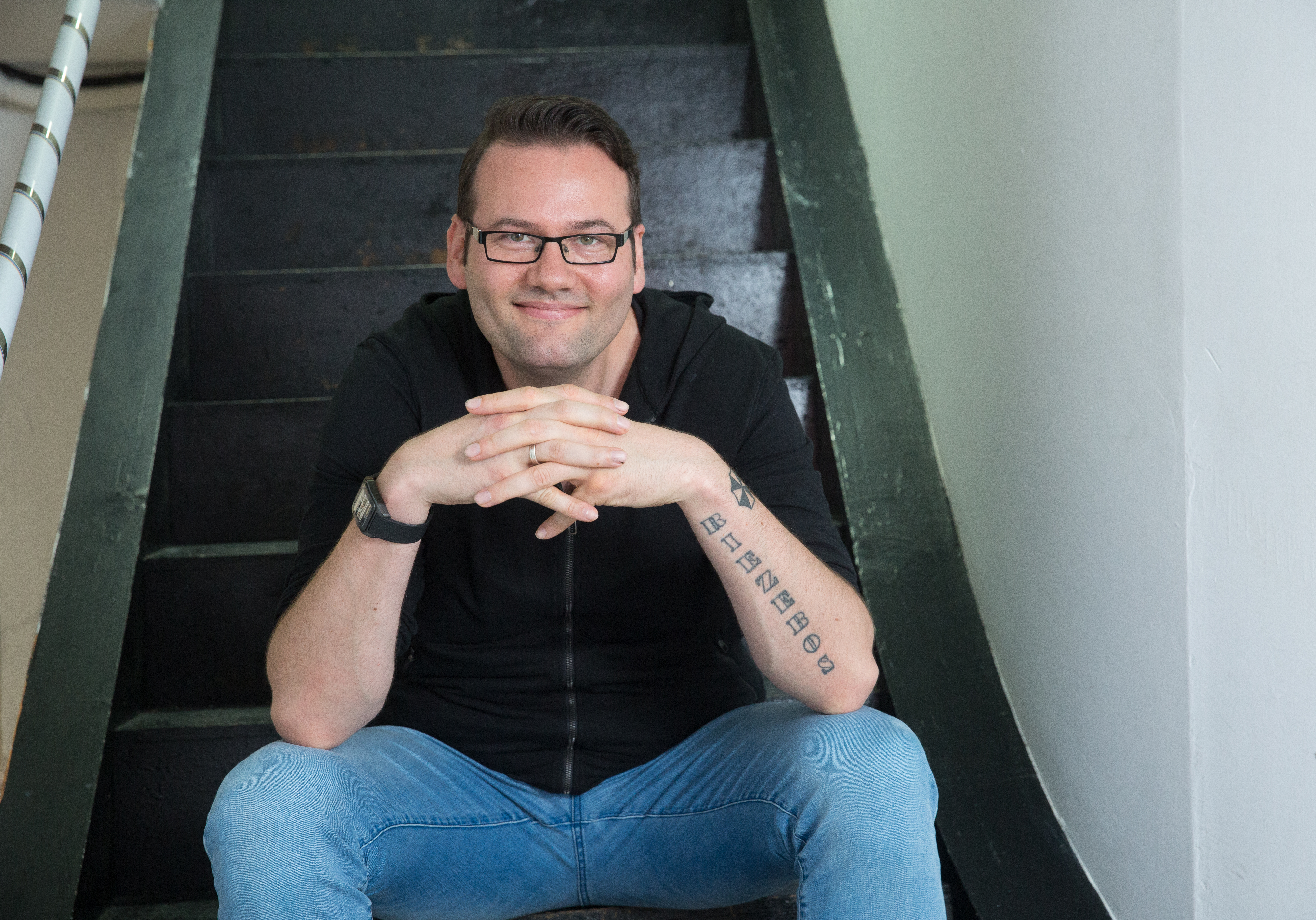 萊茲伯斯身上有多個刺青，都見證了他的成長過程，身上還有他自己畫的聖母瑪麗亞與耶穌圖像，感激母親無私的愛。