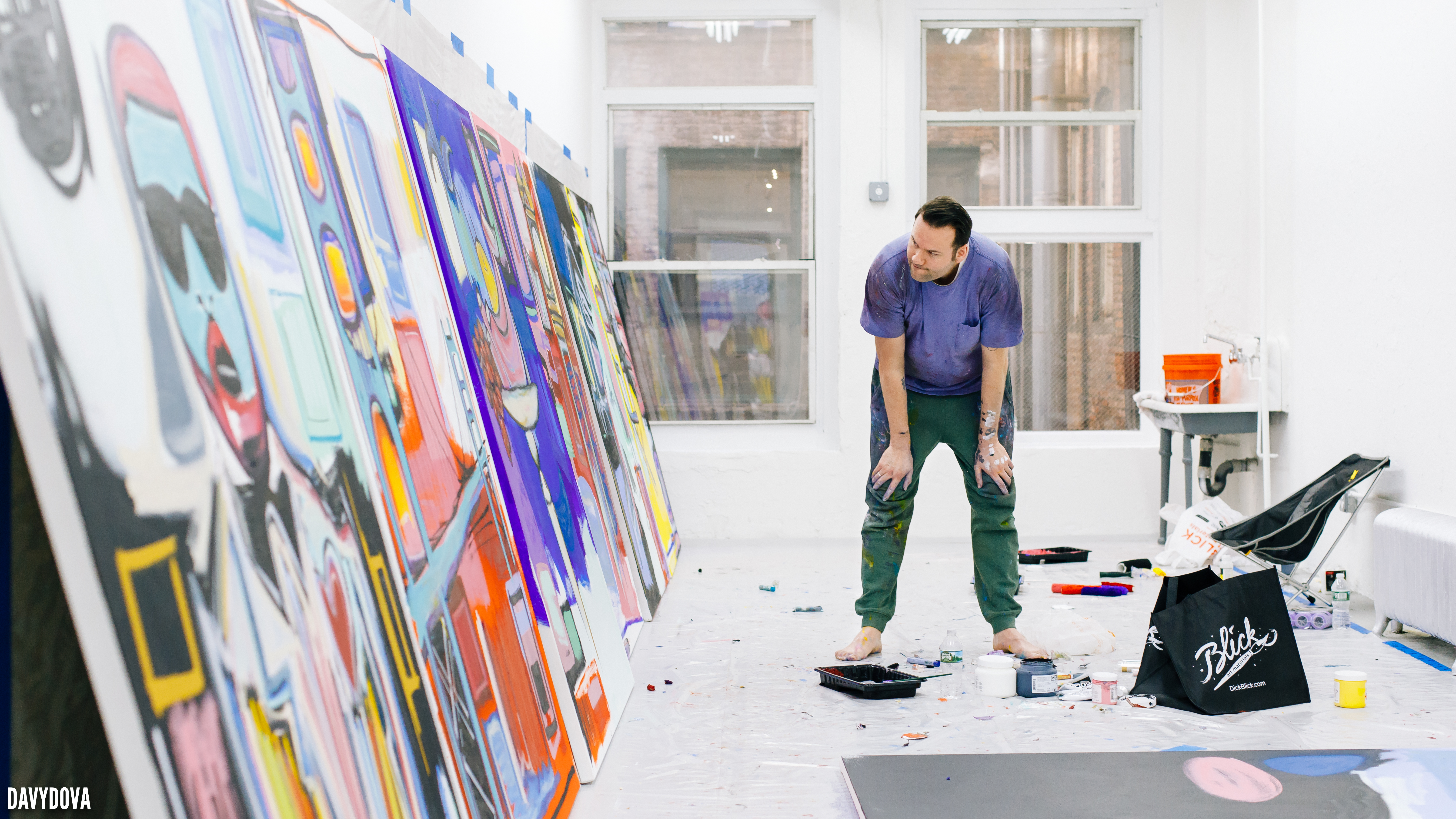 萊茲伯斯去年9月在紐約舉辦個展「偉大的美國夢」，他在兩個月內完成8幅大幅畫作（攝影者：Anastasia，由Peter Riezebos提供）。