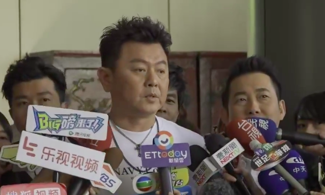 孫鵬的主持搭擋庹宗康與屈中恆現身電視台,出面回應媒體的提問。(翻攝自ETtoday直播影片)