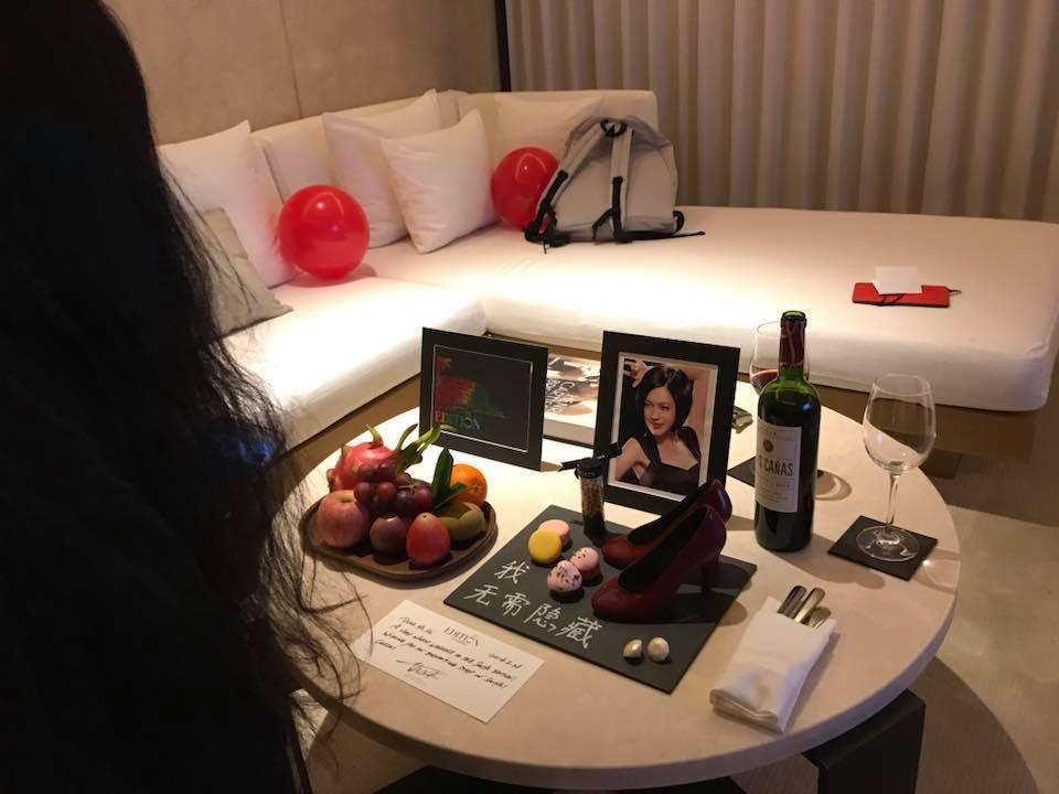 回到飯店休息,打開房門收到貼心迎賓禮,讓小S哭笑不得po照分享。(翻攝自小S臉書)