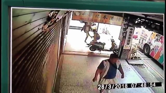 監視器影像中，黃嫌無預警往迎面而來的高職生肚子猛踹一腳。（翻攝自爆料公社臉書）