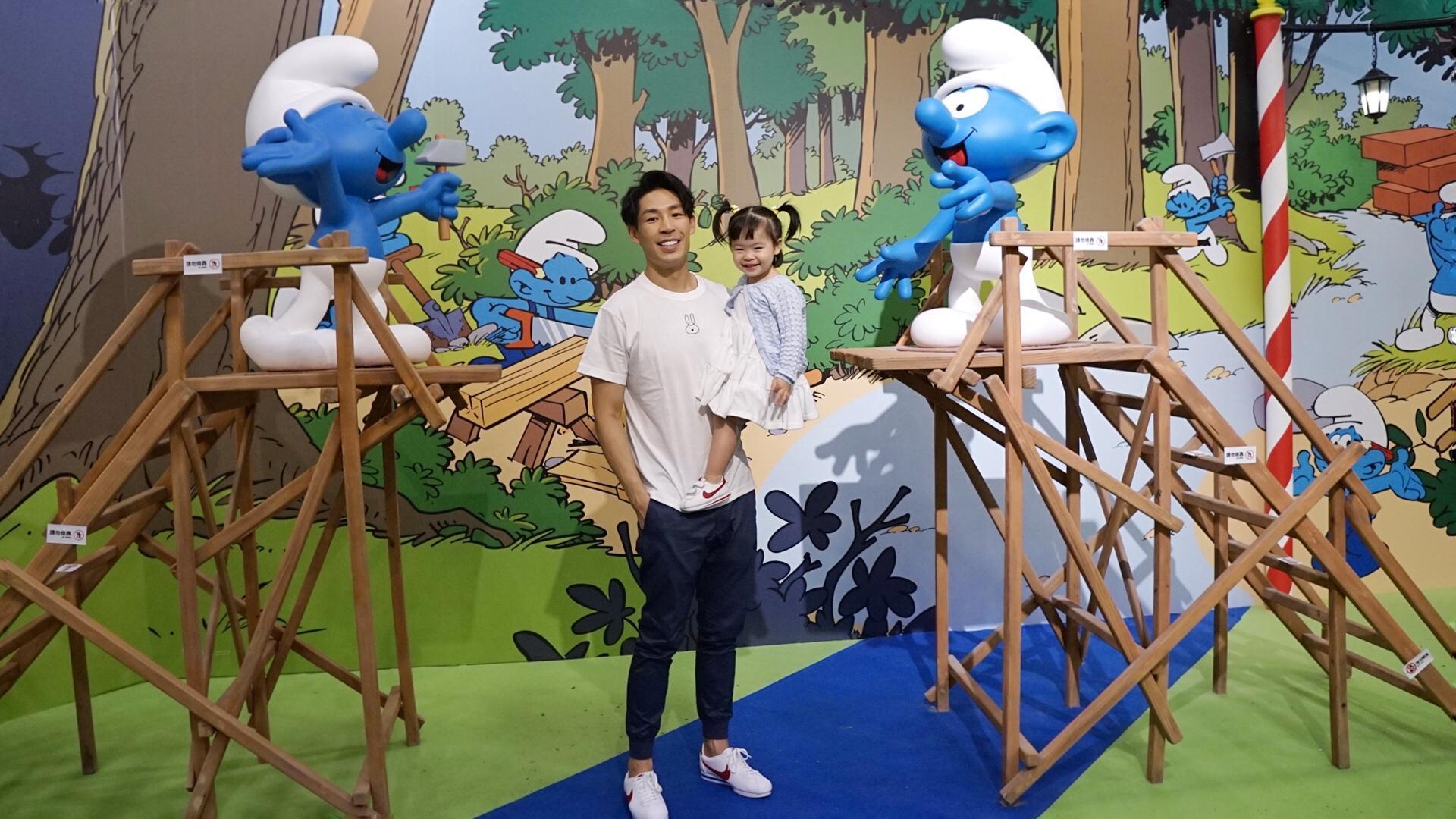 藍鈞天帶女兒參觀藍色小精靈特展,父女倆享受了一個開心的下午。