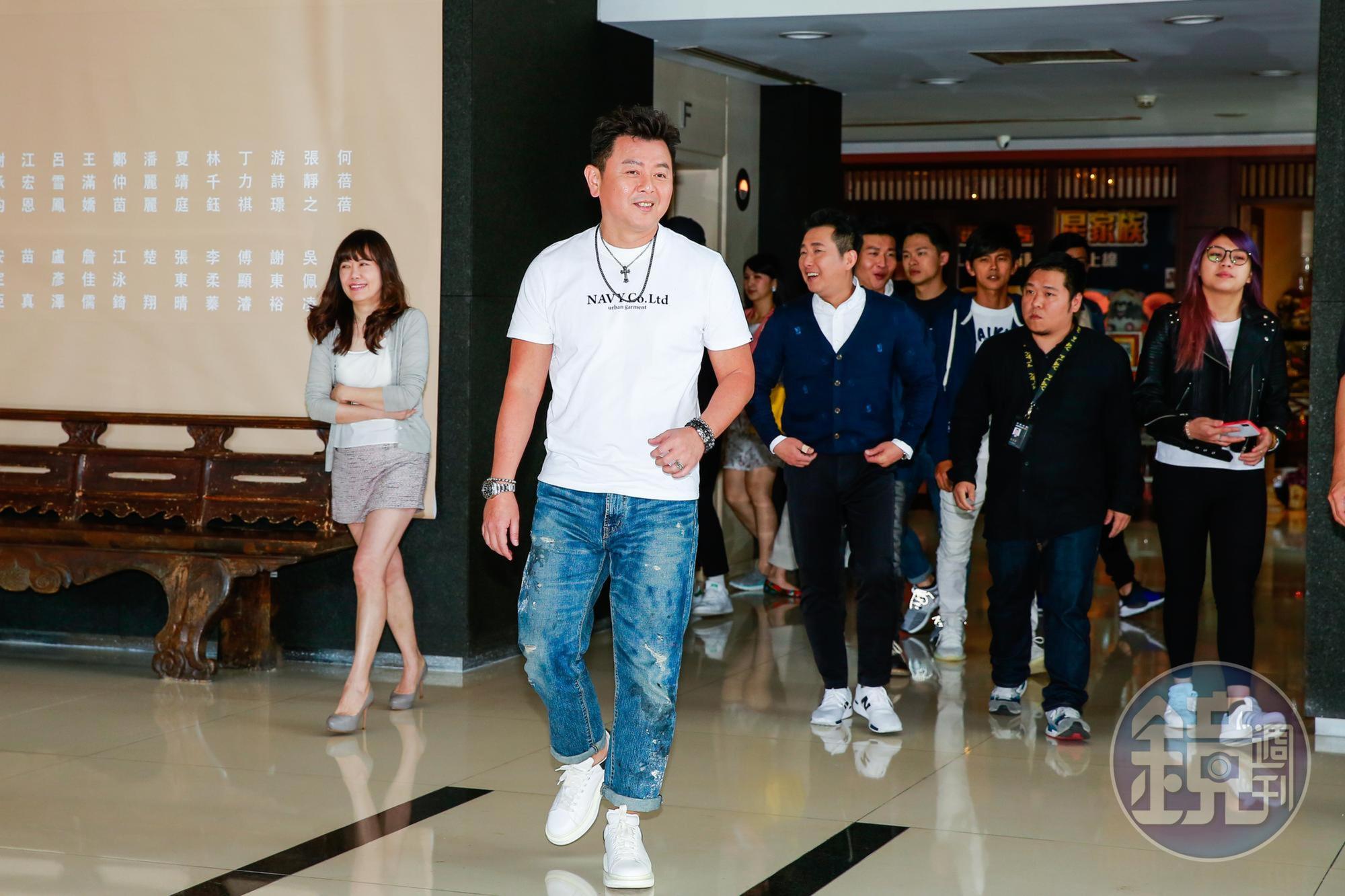 庹宗康下午臨時召開記者會,吸引大批媒體到現場採訪。