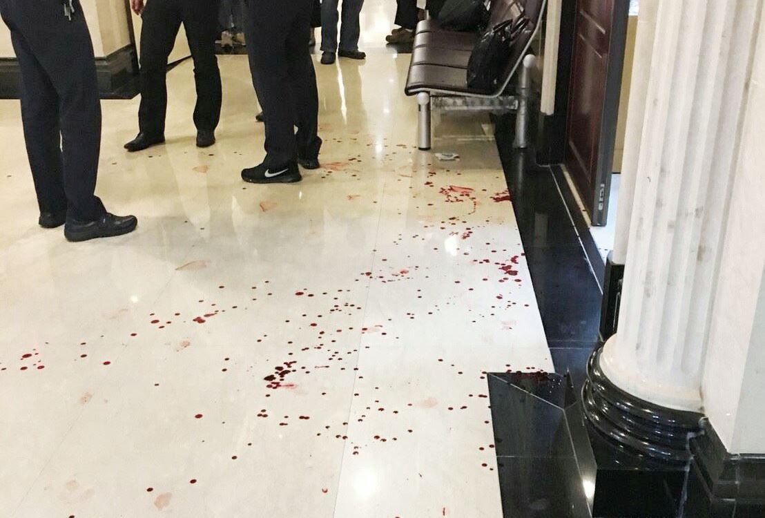 臺灣高等法院驚傳濺血事件，民事庭外一名男子遭不明人士劃傷，場面怵目驚心。（讀者提供）