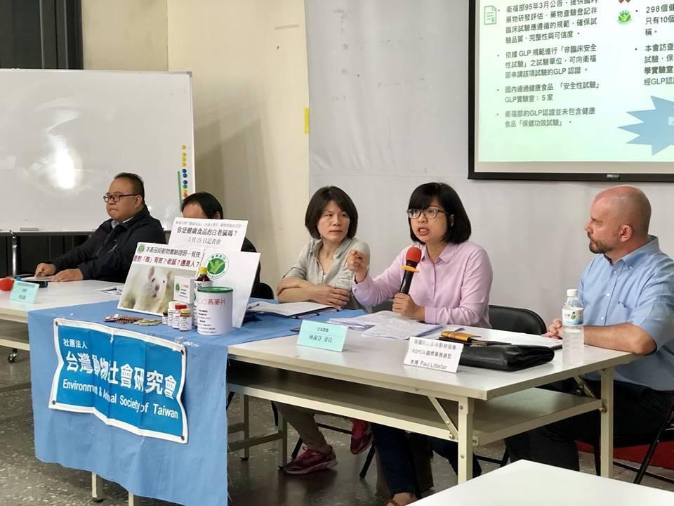 立委林淑芬質疑動物實驗結果在人體上的功效，要求食藥署研議改制。（翻社林淑芬臉書）