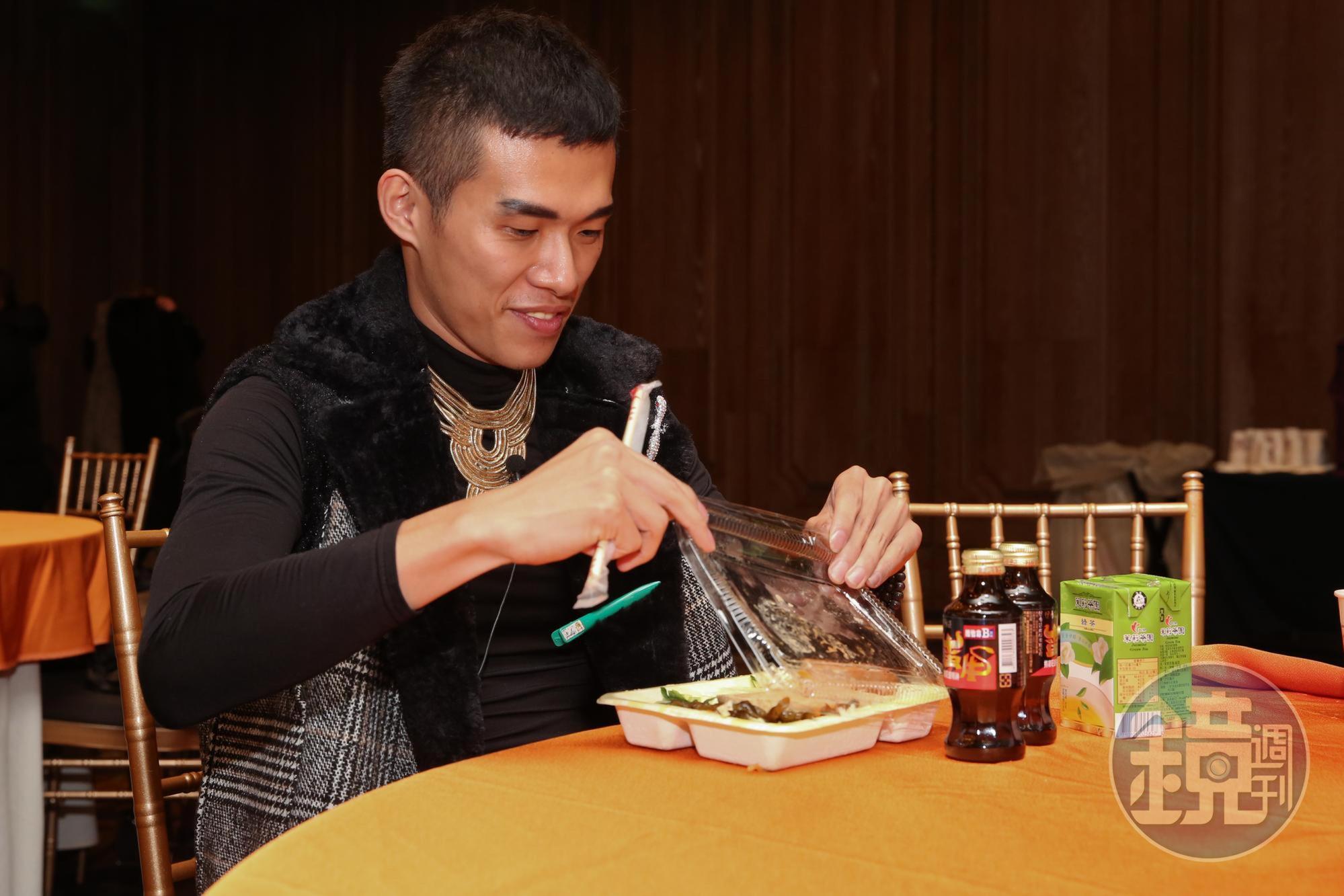一早9點開始化妝,下午3點半江明鴻才進食第一餐,他大口吃著素食便當配蠻牛,依然很有精神。