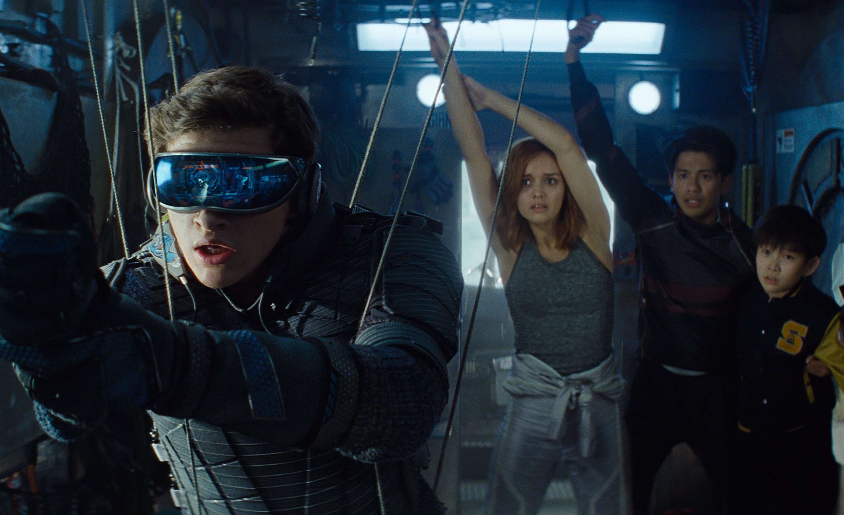 《一級玩家》劇情描述全球玩家瘋狂尋找虛擬世界「綠洲」的程式彩蛋，一位無名小卒玩家以黑馬之姿進入這場生死攸關的尋寶遊戲。（網路圖片）