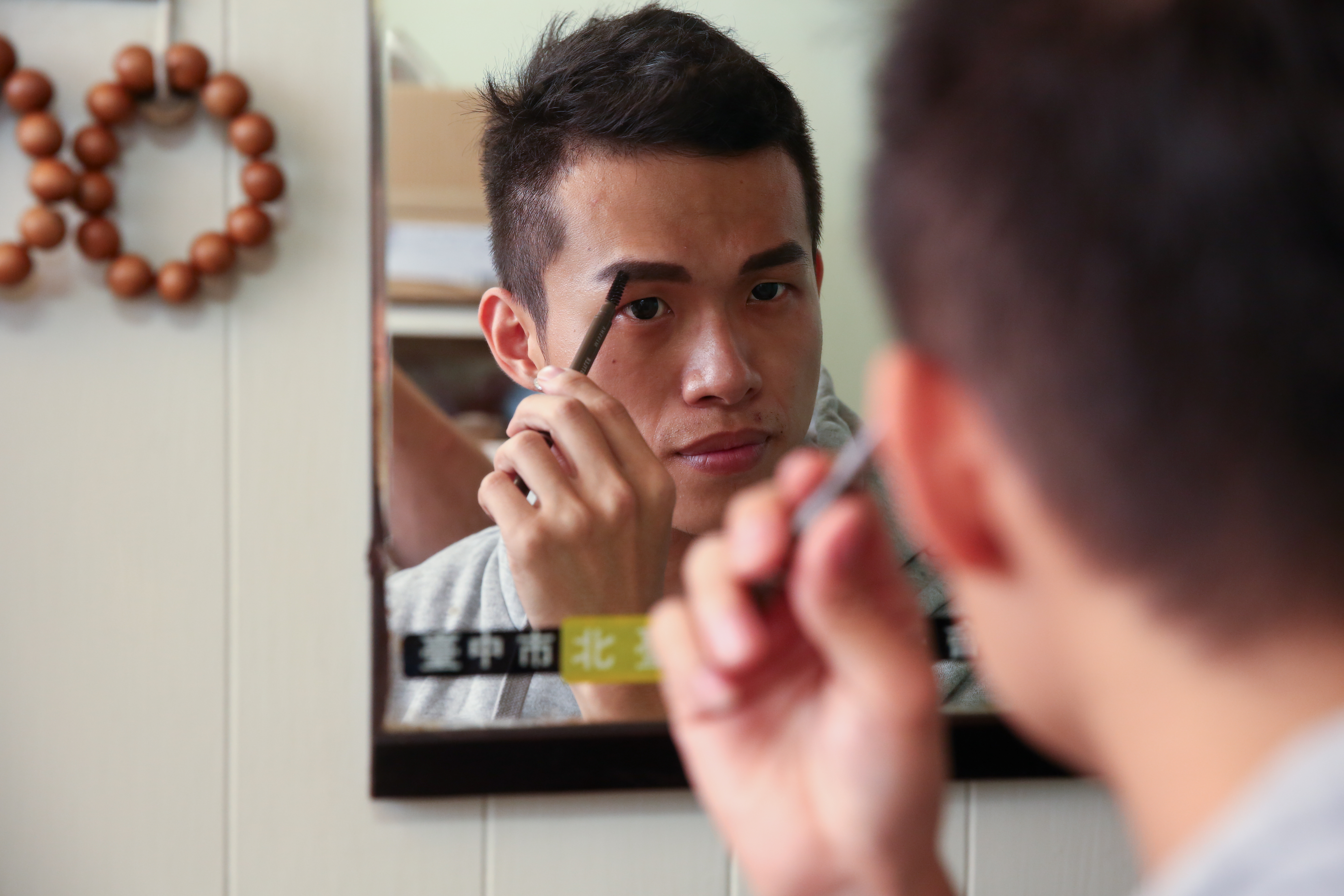 打造無數精緻妝容,江明鴻卻習慣素顏,出門只化眉毛,戴瞳孔放大片。