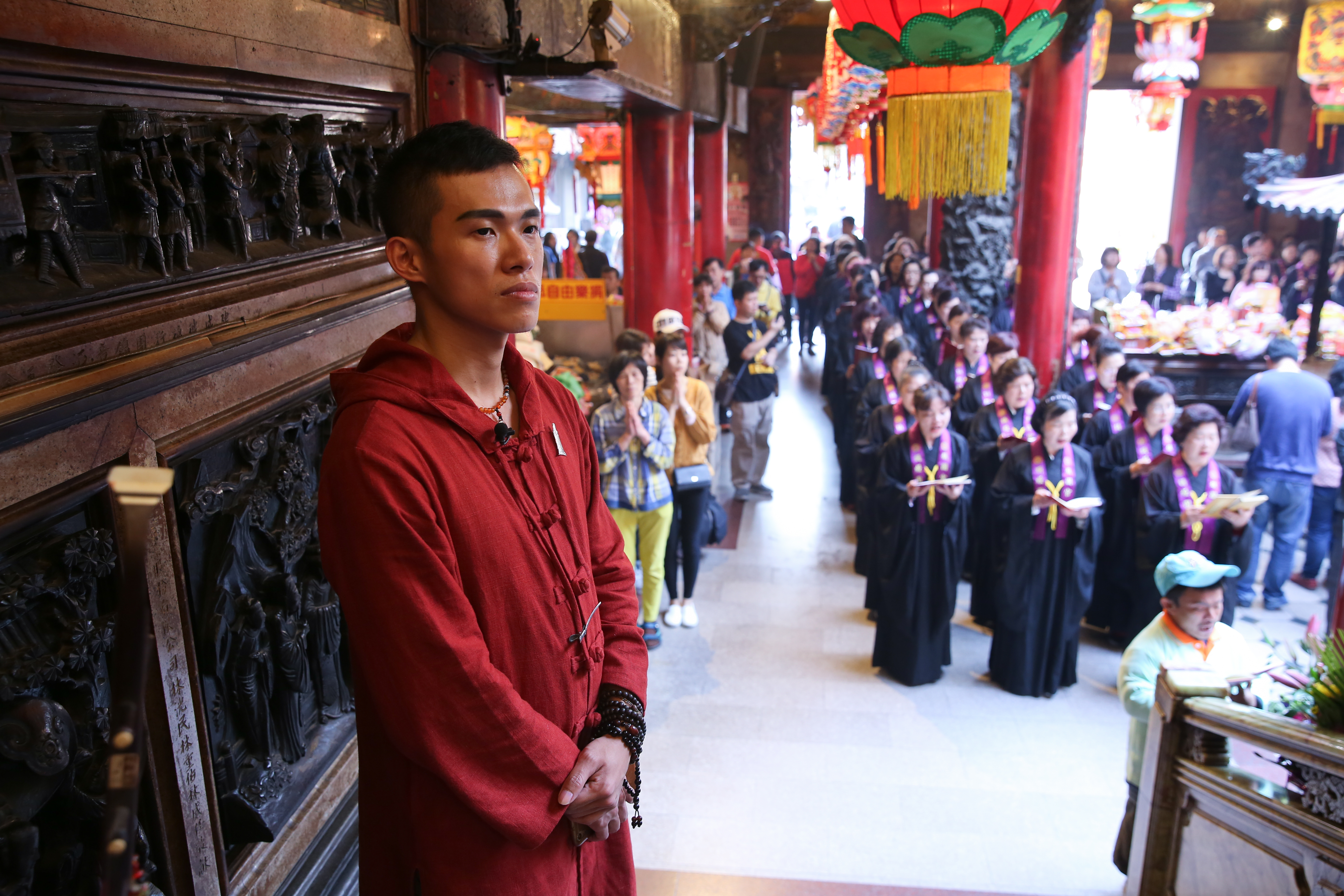 幫鎮瀾宮誦經團師姐義務化妝,誦經過程江明鴻幾乎會全程陪伴。