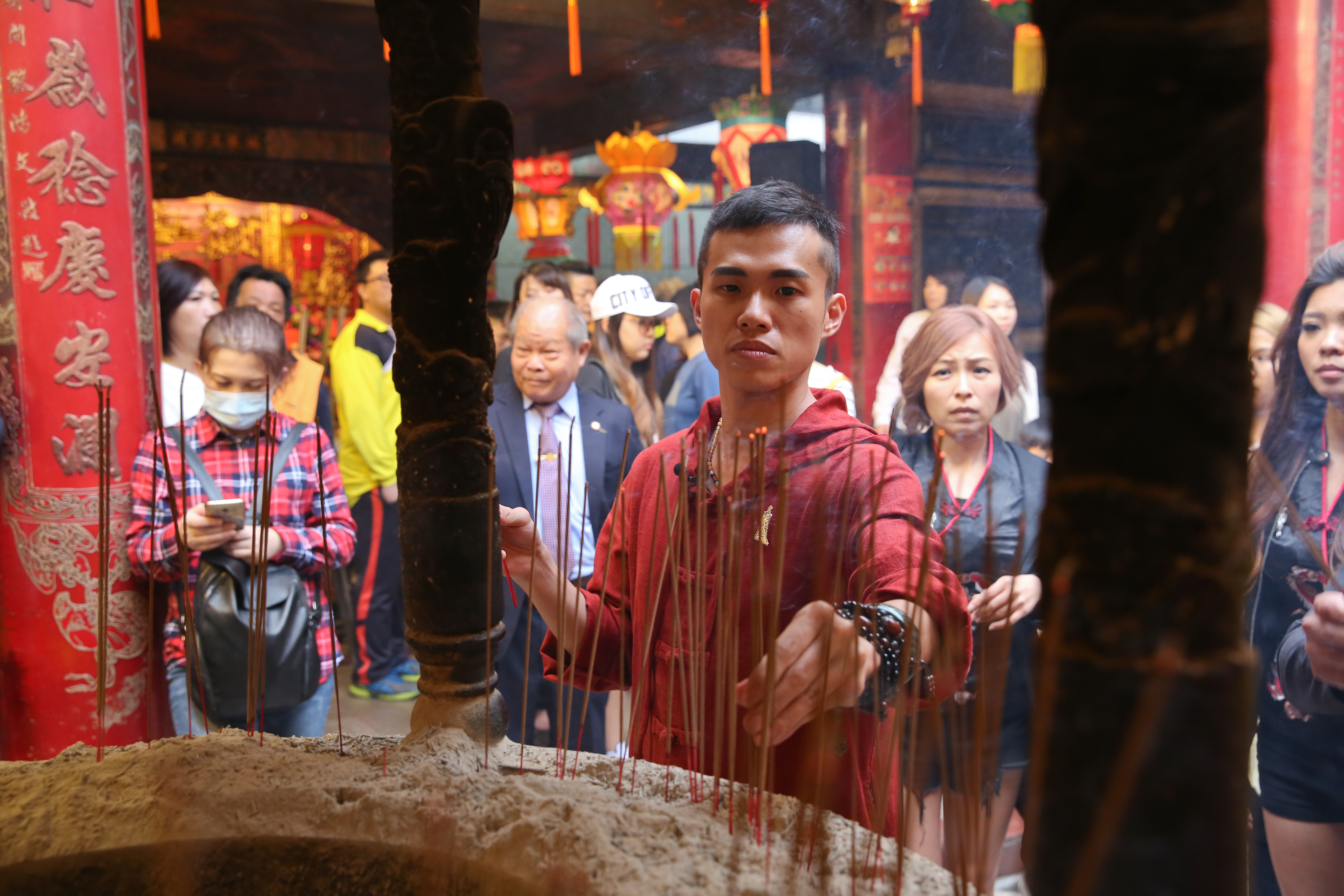 信仰是江明鴻的第二生命，每年江明鴻一定撥時間到大甲鎮瀾宮擔任志工。