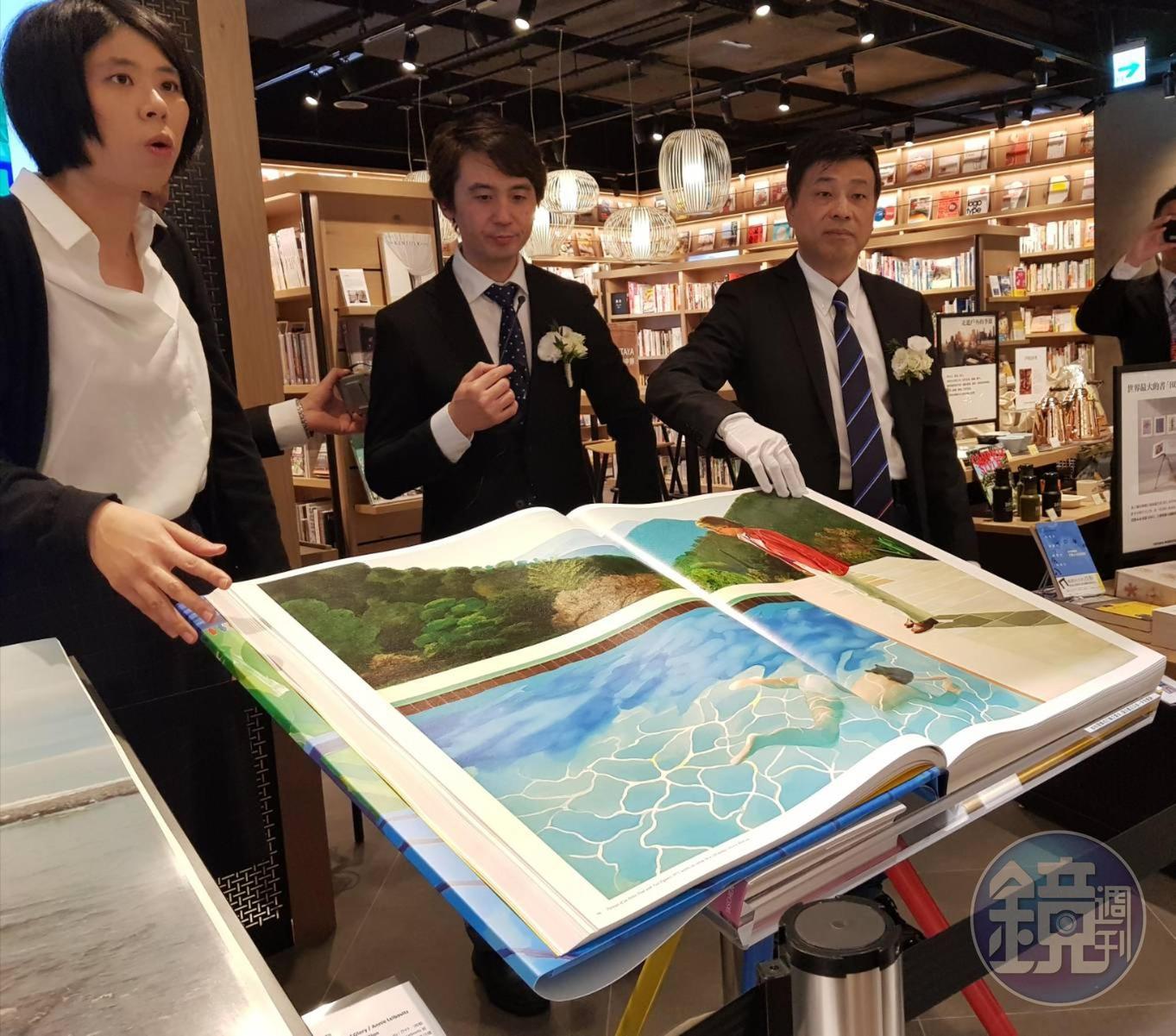 TSUTAYA BOOKSTORE在CITYLINK內湖店裡展出畫作類的大書。