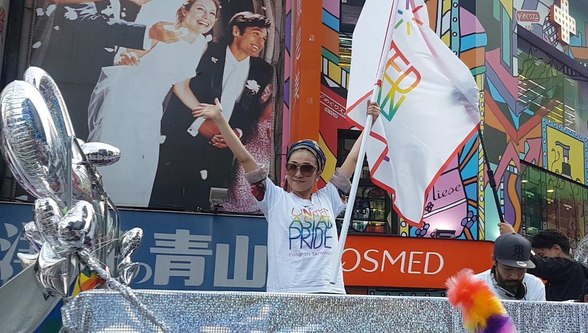 MISIA米希亞去年來台參與同志大遊行，高舉旗幟支持「多樣化的世界」。（讀者提供）