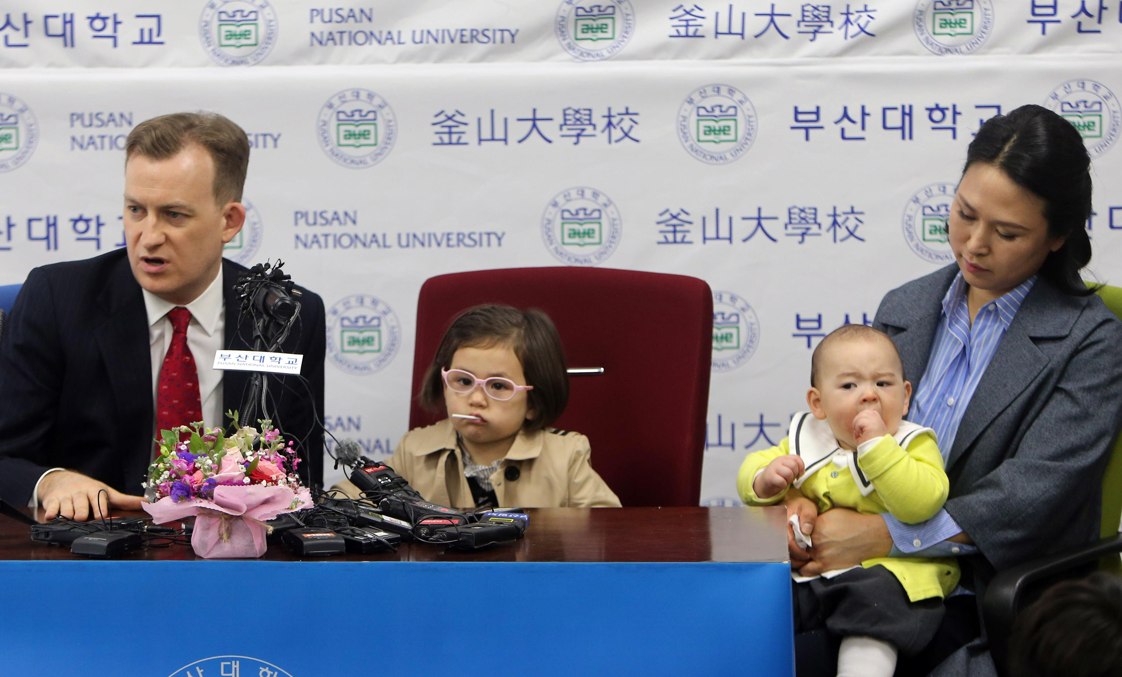 凱利與韓國妻子、4歲女兒及8個月大兒子在「亂入事件」一周後,接受媒體採訪。