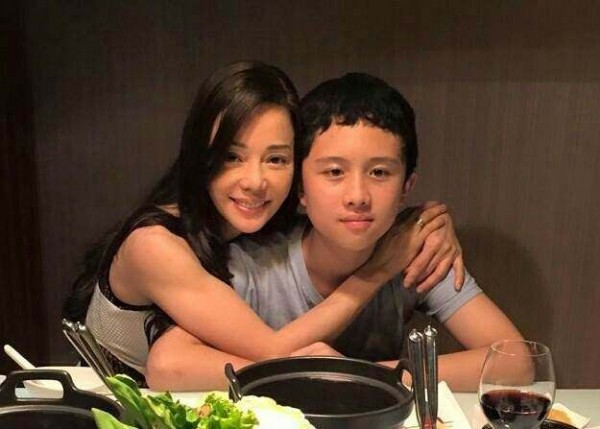 狄鶯（左）今日將與老公孫鵬飛到美國處理兒子孫安佐（右）被捕的事。（翻攝自臉書）