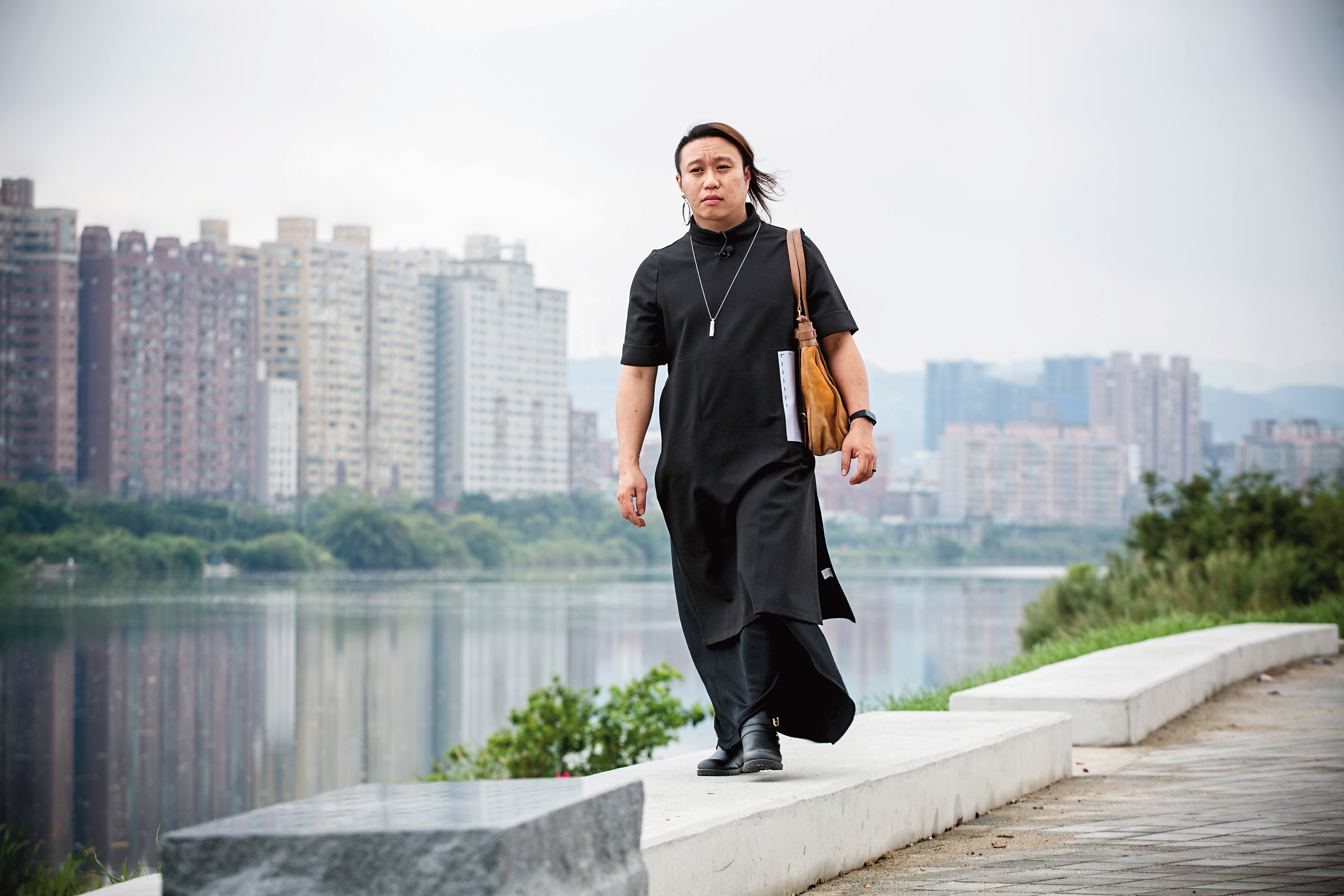 潘世新過世後，胡勝翔計畫著要將以往約會的地點做一次完整巡禮，這天來到馬場町，舊地重遊，胡勝翔的表情始終哀戚。