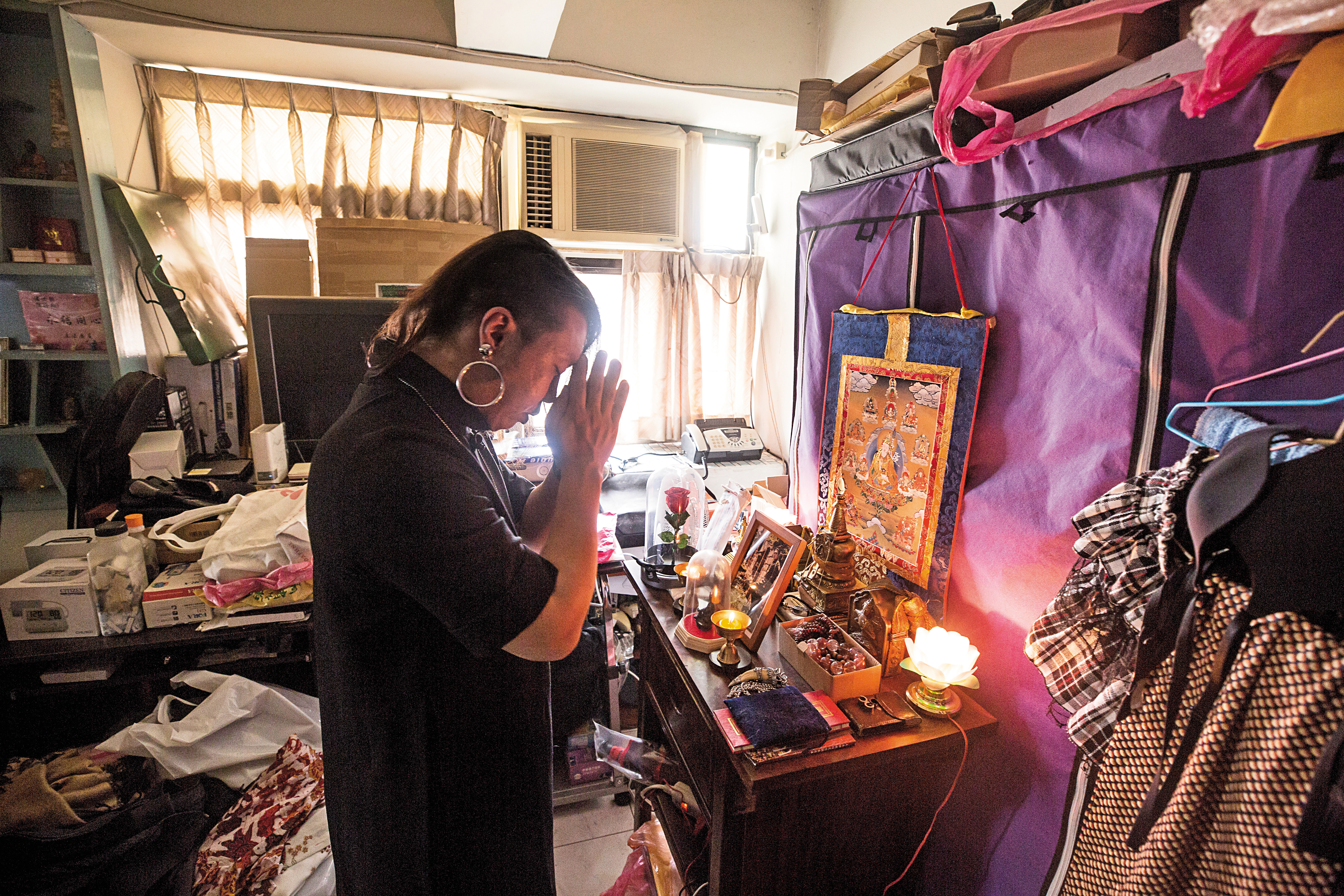 潘世新過世數月，但設在家中的簡易靈堂仍未撤除，誦經聲不斷，胡勝翔也未能從悲傷中出走。