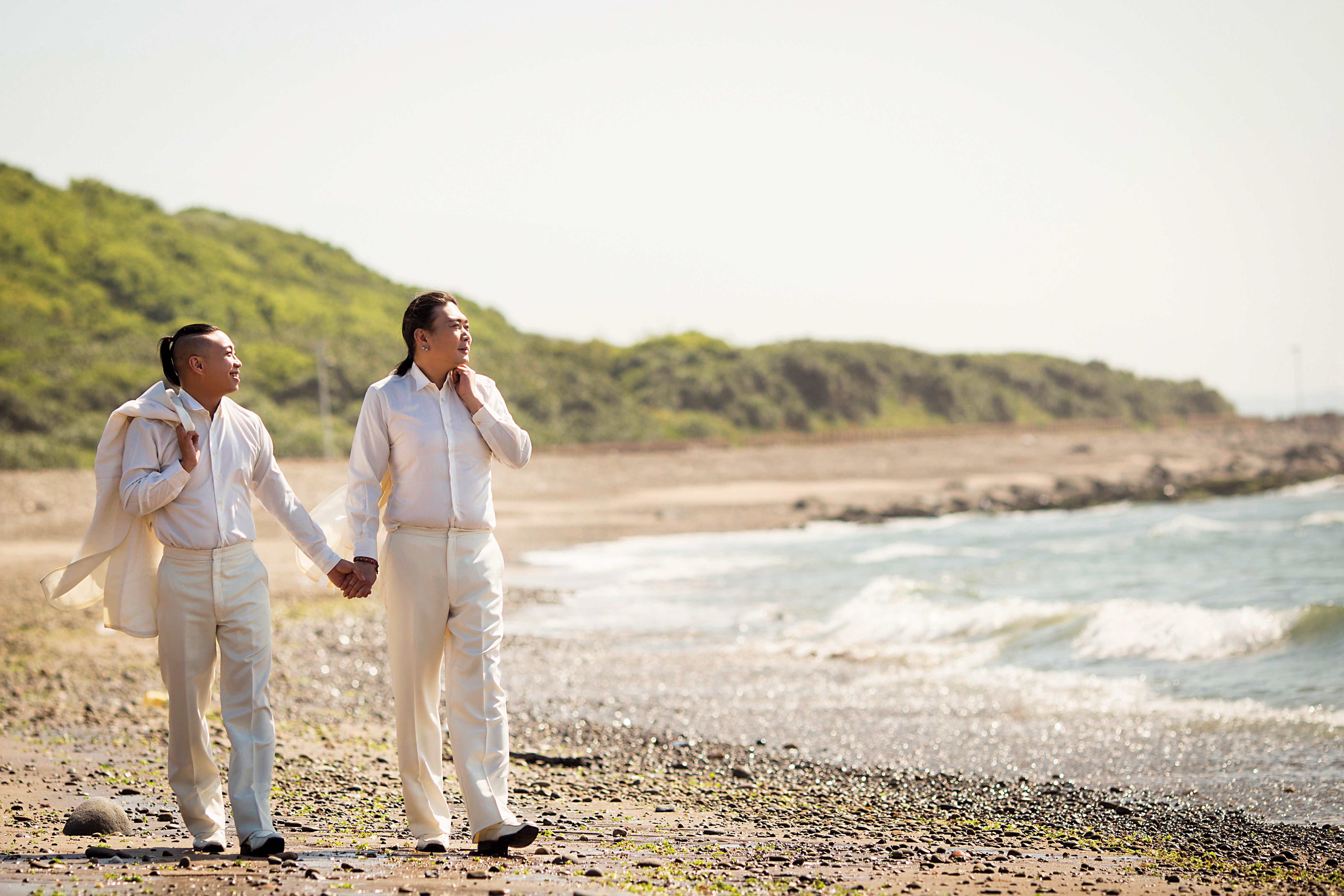 胡勝翔（左）和潘世新（右）結婚時，除了公開宴客，也拍了婚紗照，和一般夫妻並無二致。（胡勝翔提供）