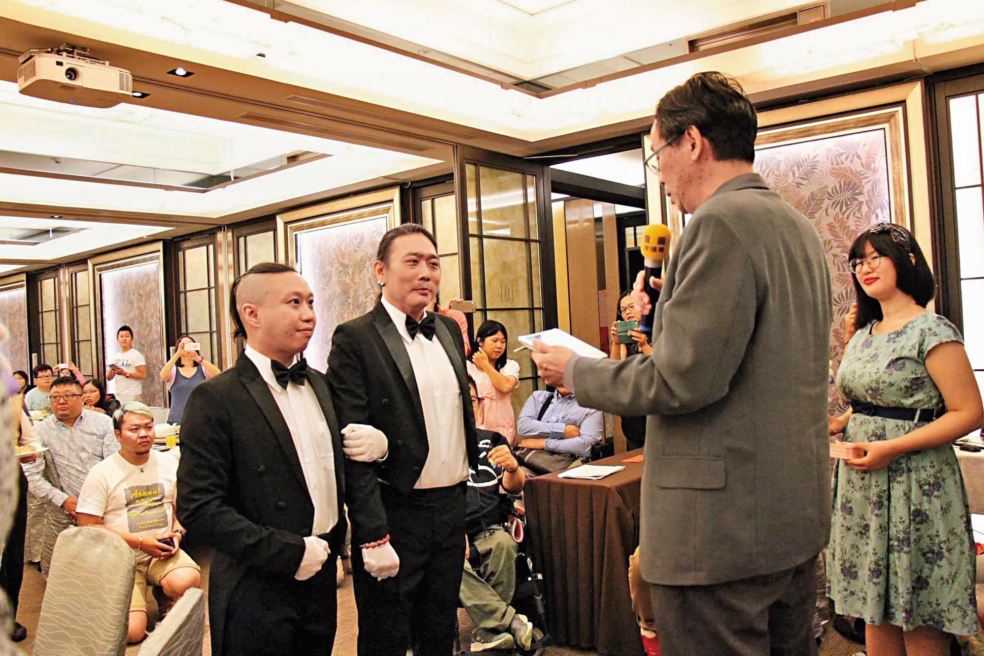 相戀10年結婚，潘世新（新人右）卻在2週年結婚紀念日診斷出罕見疾病。沒有出席婚宴的雙方家長，第一次相見就是在潘世新的告別式。（胡勝翔提供）