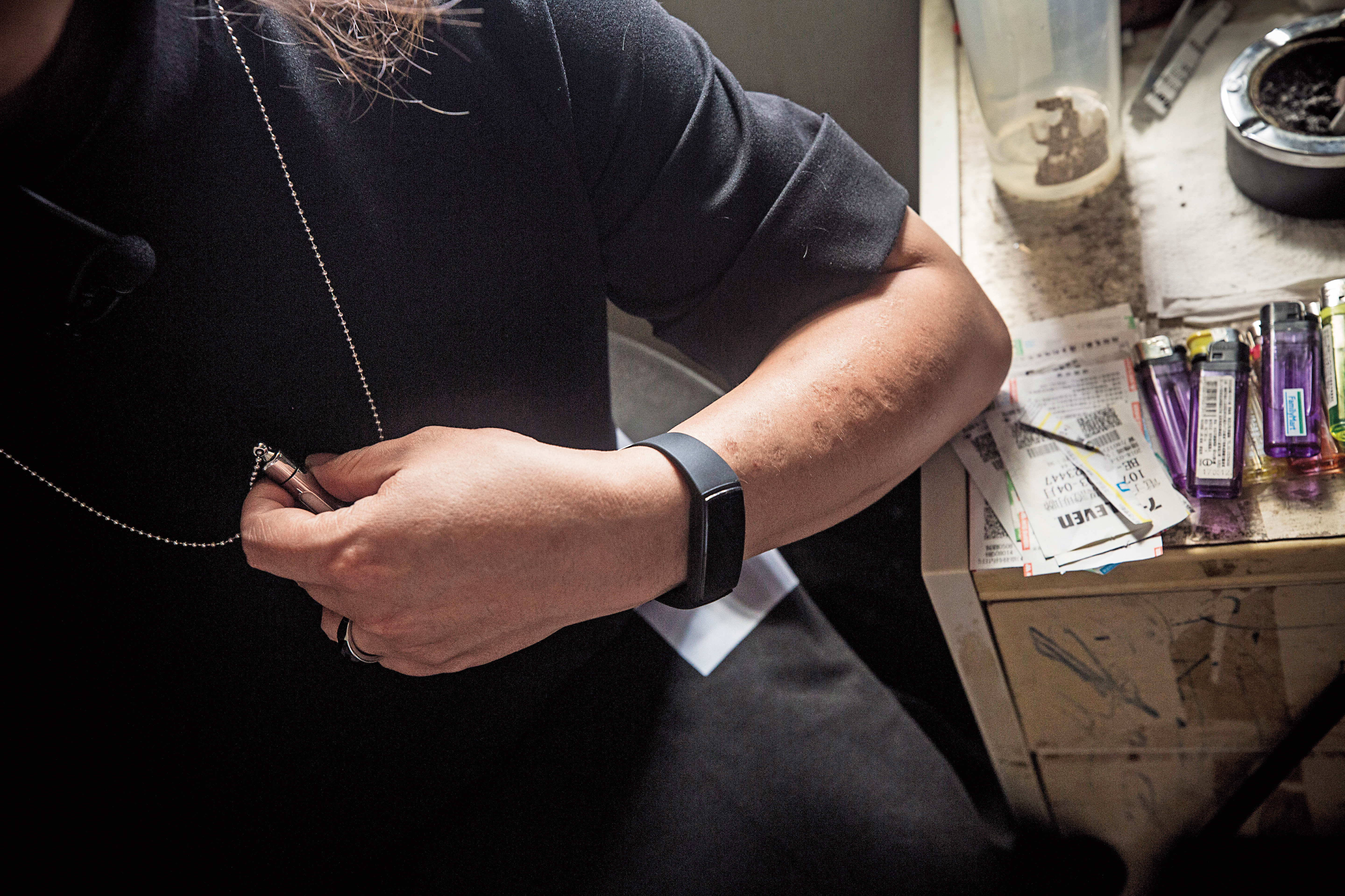 胡勝翔因躁鬱病情，經常有自殘行為，是遇見了潘世新才徹底棄絕了以痛止痛的燙菸疤習慣。