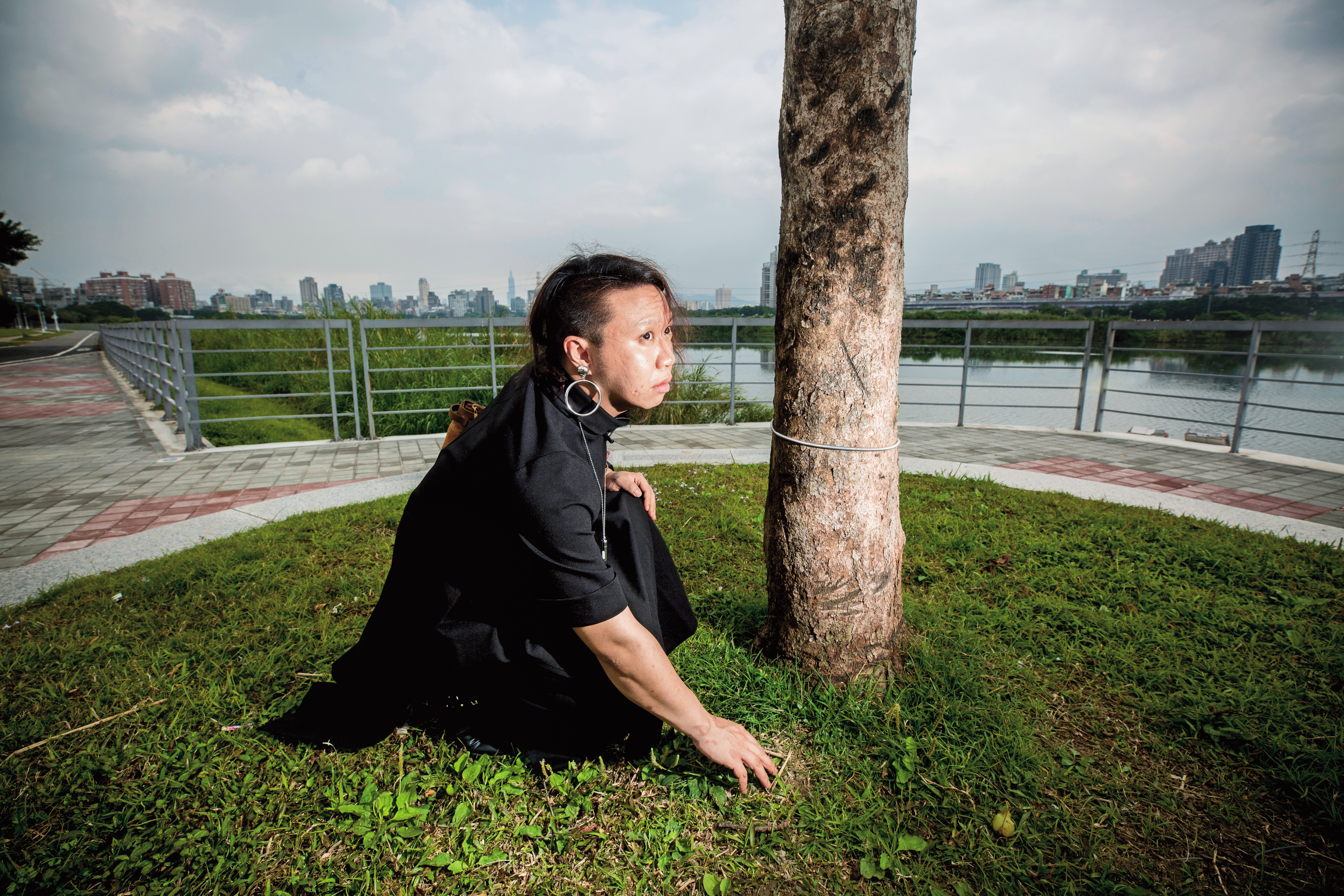 酷兒盟祕書長胡勝翔在同性伴侶過世後，以配偶身分申請喪葬津貼遭拒，打行政訴訟終於勝訴。