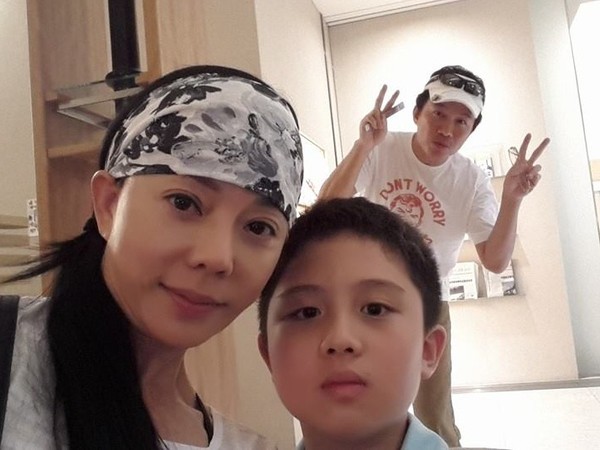 狄鶯寵子出名，揚言願意為了兒子吃大便。（翻攝自狄鶯臉書）