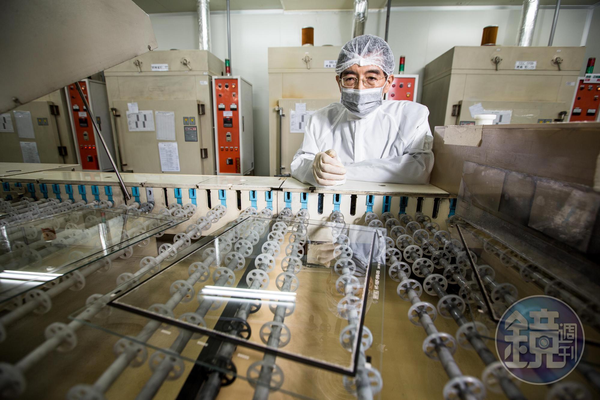 萬達光電董事長葉恒銘從小愛研究機械,創業時自己改裝機器,把國外既定的製程順序「顛倒」來做,成為國內第一家用高溫製程生產五線電阻觸控面板的廠商。