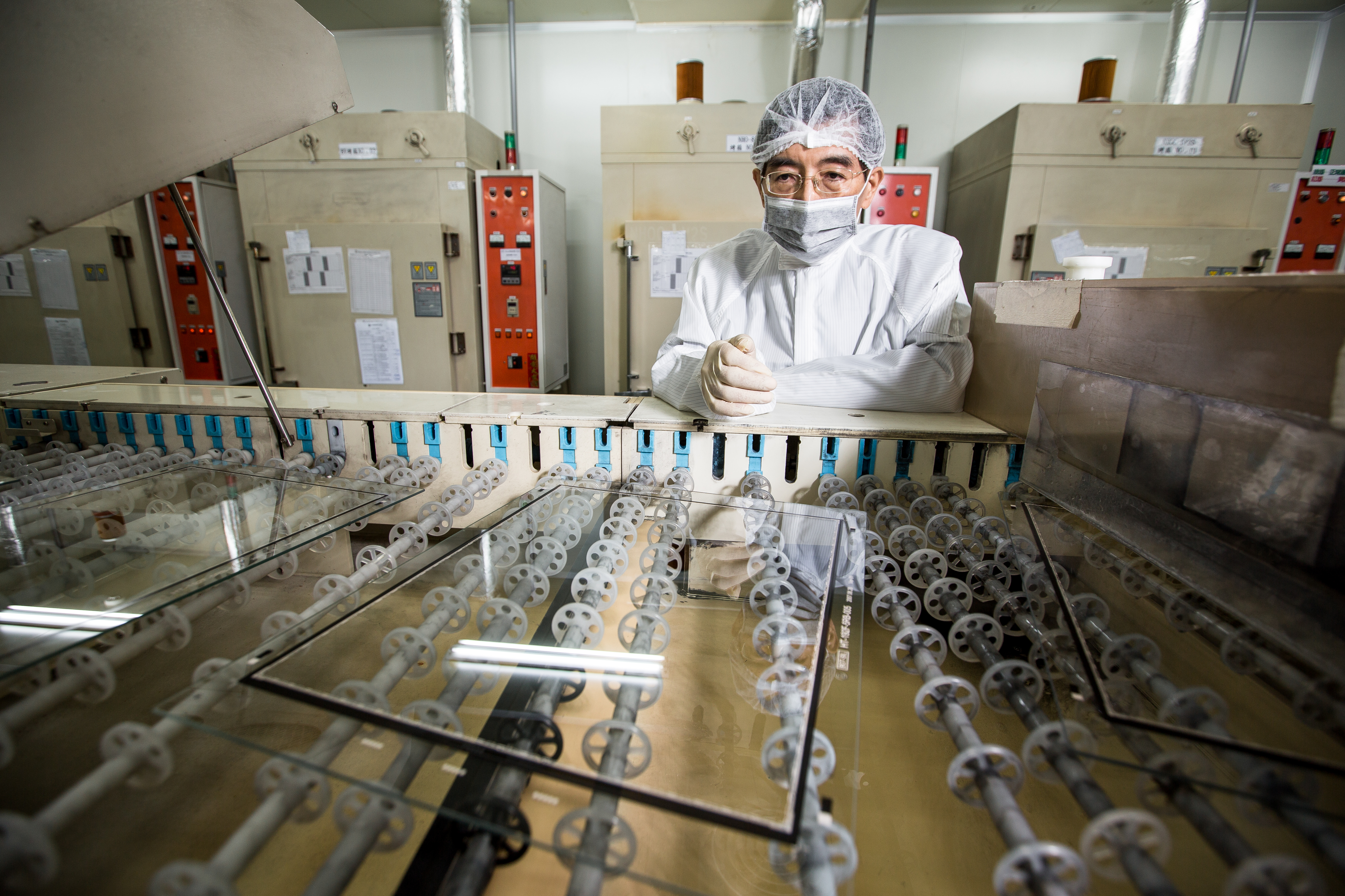 萬達光電董事長葉恒銘從小愛研究機械，創業時自己改裝機器，把國外既定的製程順序「顛倒」來做，成為國內第一家用高溫製程生產五線電阻觸控面板的廠商。