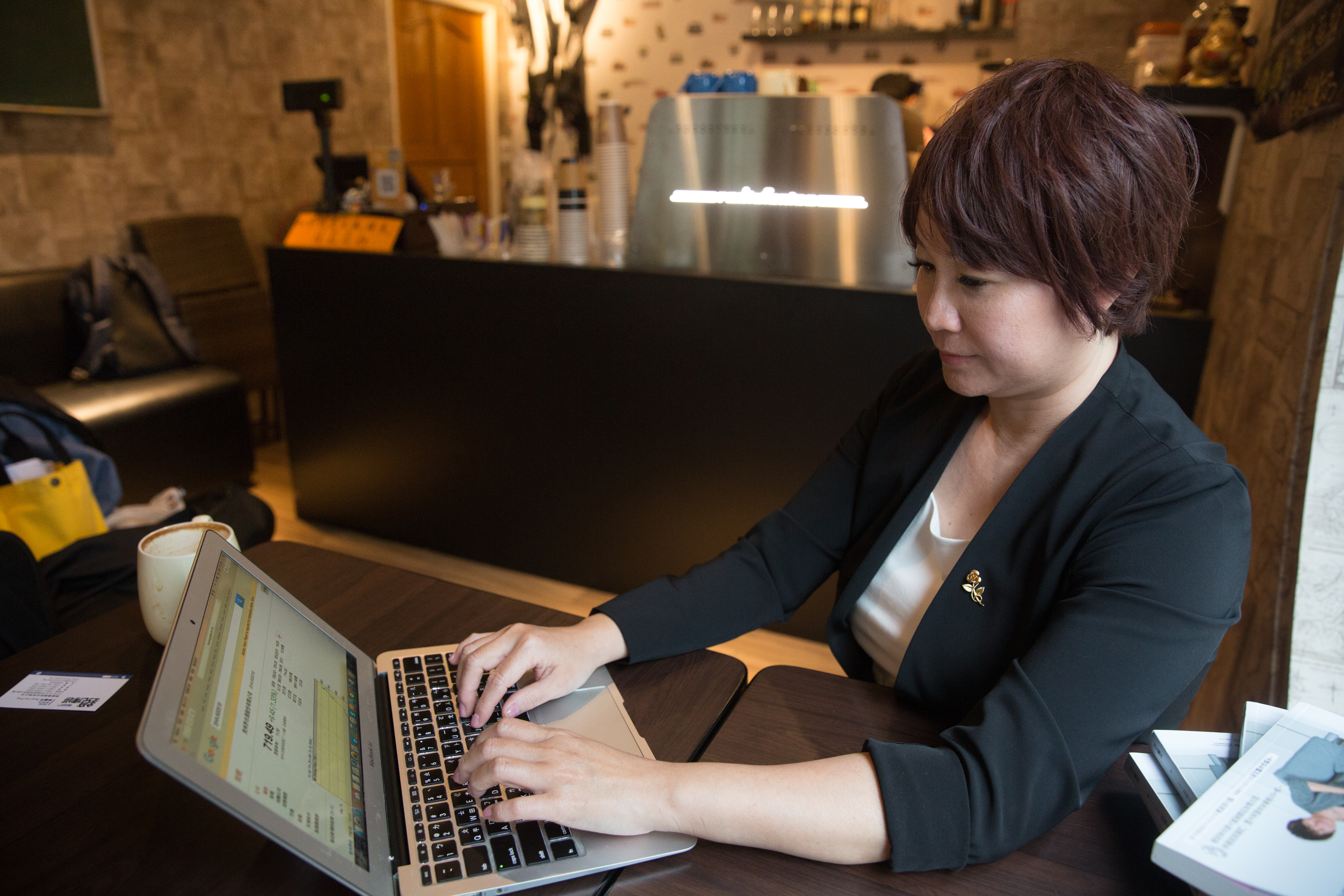 自言數學很差的李雅雯，拚命苦讀，花了相當長的時間才終於搞懂財報。