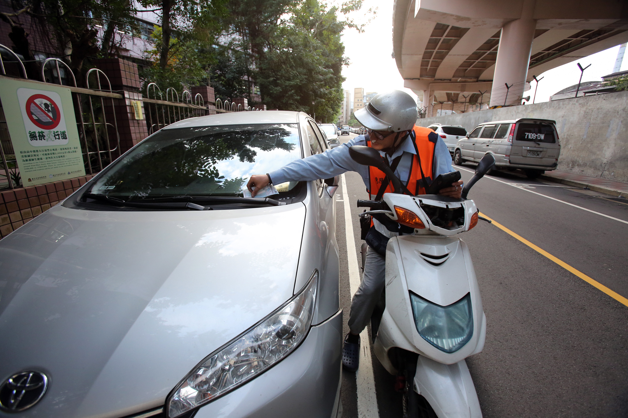 路邊停車費等非銀行認列的「一般消費」，多數無法享現金回饋優惠。