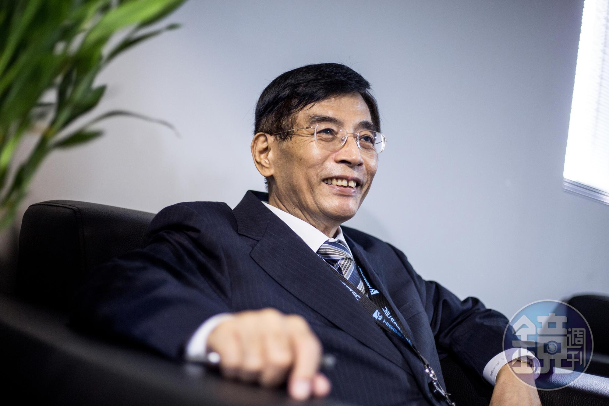 葉恒銘對機械設備敏感高,把當時美國兩大龍頭廠的製程倒過來做,改成適合自己的量產模式,終成國內第一家用高溫製程生產五線電阻觸控面板的廠商。