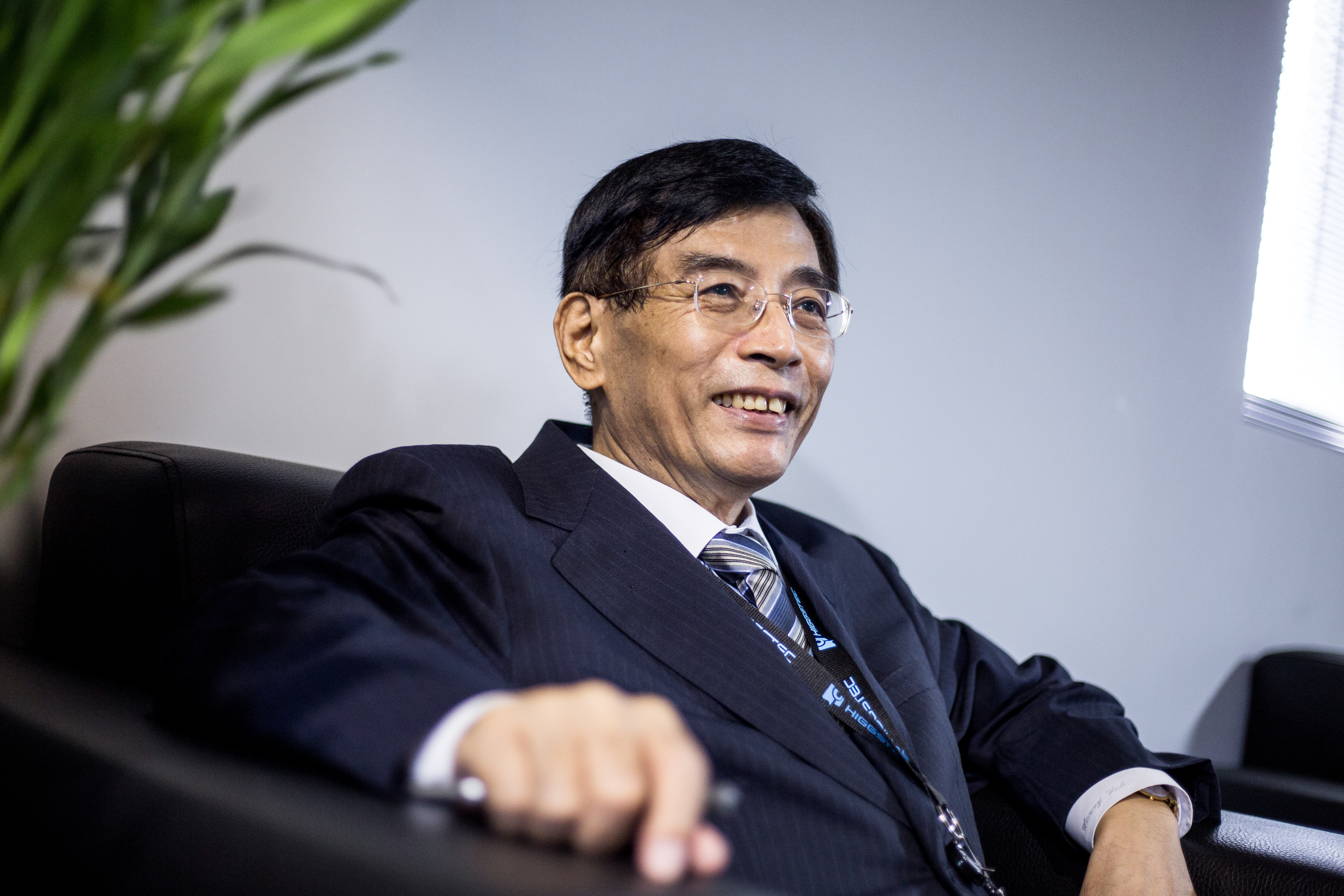 葉恒銘對機械設備敏感高，把當時美國兩大龍頭廠的製程倒過來做，改成適合自己的量產模式，終成國內第一家用高溫製程生產五線電阻觸控面板的廠商。