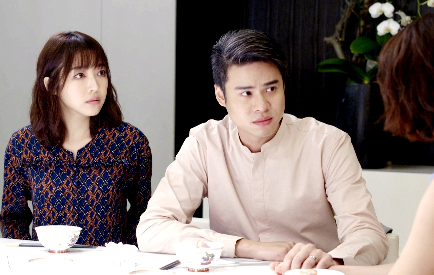 吳定謙（中）演出渣男，做了許多背叛元配朱芷瑩的事。（三立提供）