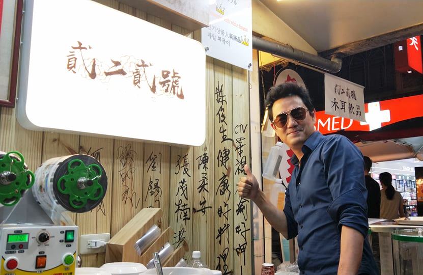 陳俊生昨晚至饒河夜市探好友班，喝木耳飲。
