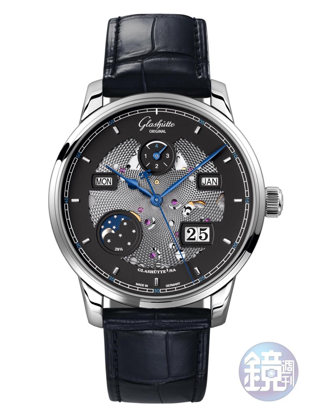 《Senator Excellence Perpetual Calendar》36-02自動上鏈機芯/18K白金材質/時、分、秒指示/附大日期顯示之萬年曆功能/鱷魚皮錶帶/建議售價：NT$1,351,000（限量100只，摺疊錶扣款式）