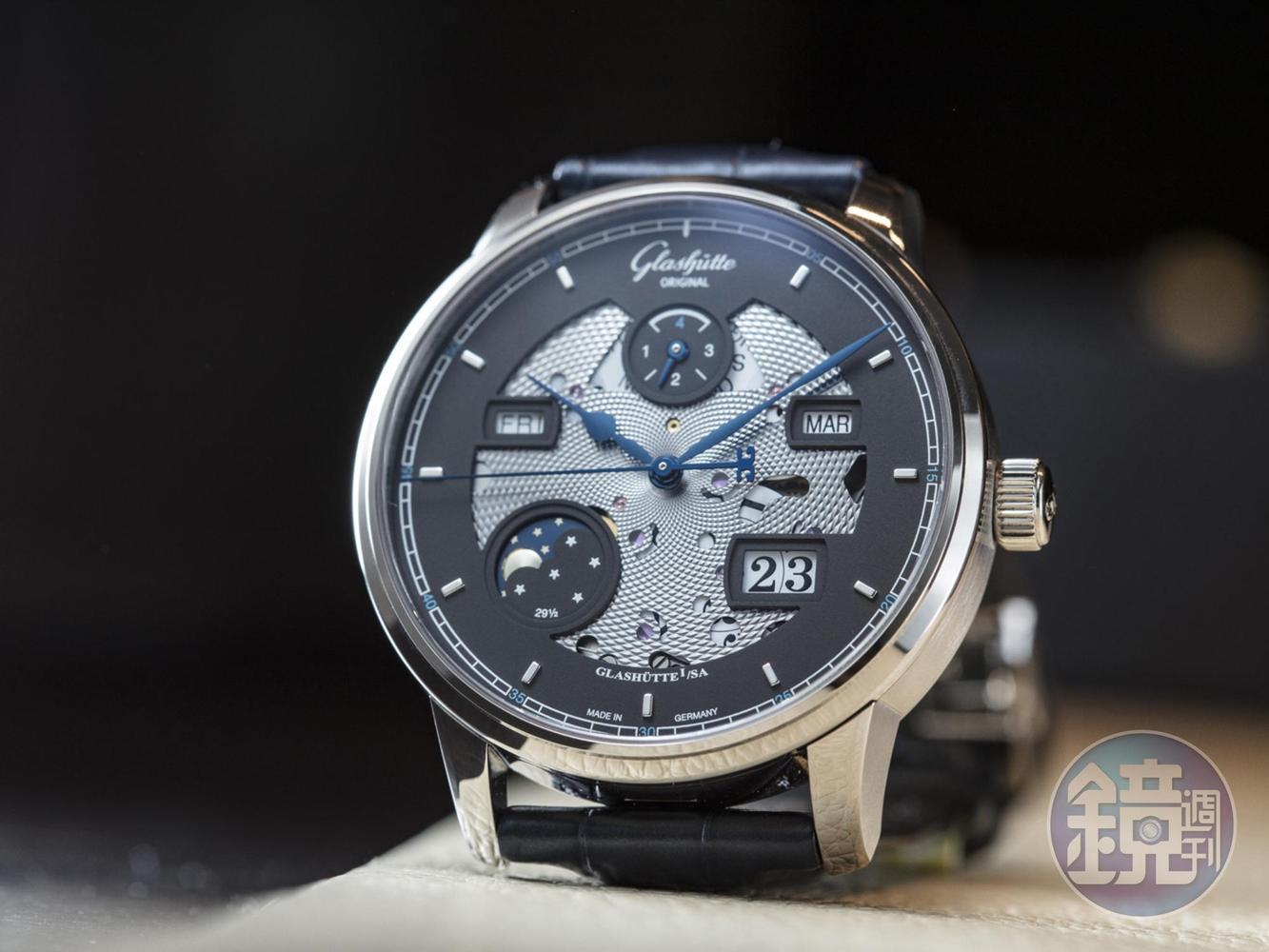 品牌這款「Senator Excellence Perpetual Calendar」首次採用了開放式面盤的設計。