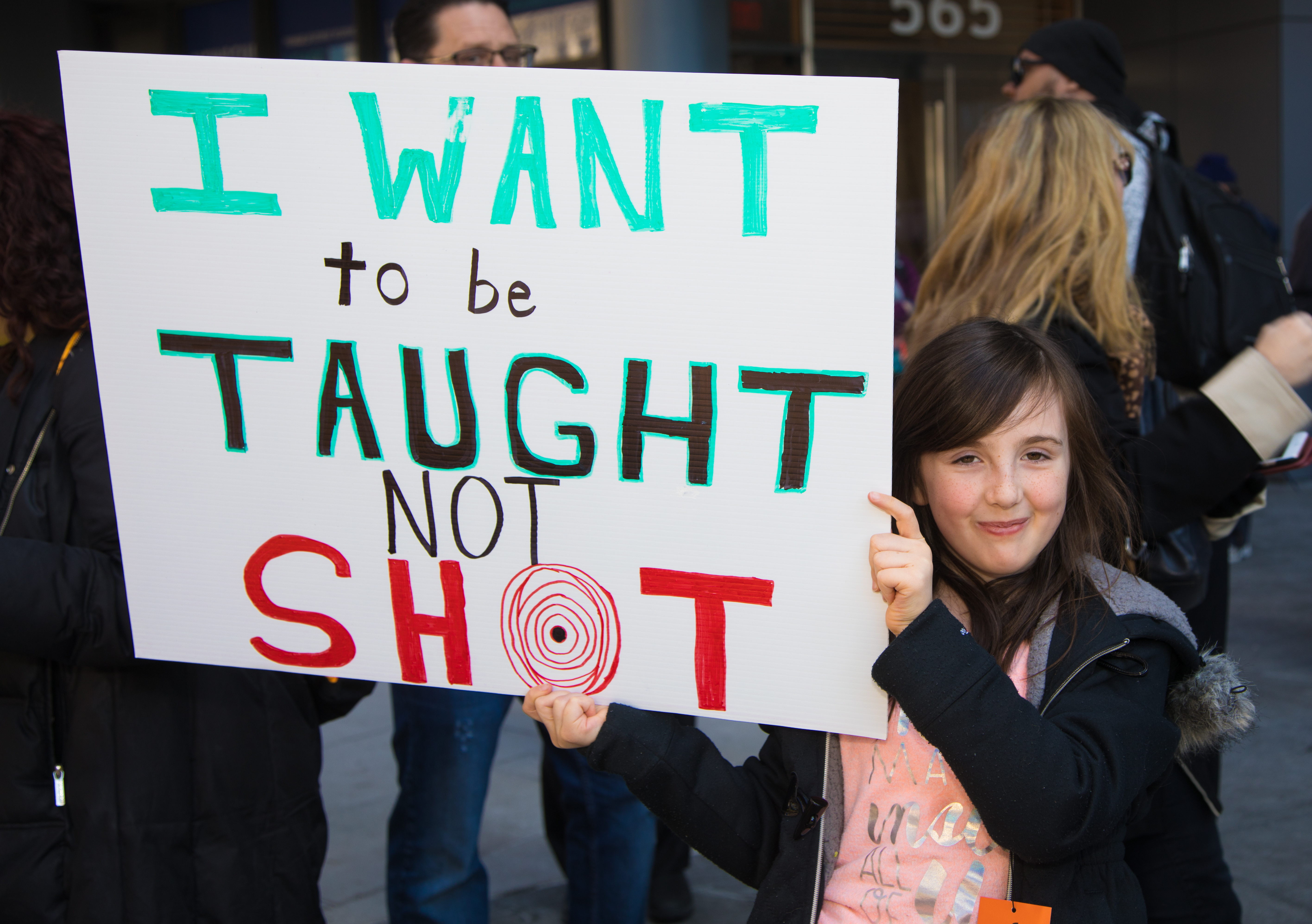 2018年3月24日，八歲的夏洛特響應全美反校園槍擊遊行在馬里蘭的公園學院手舉「我想受教育，不想挨子彈」標語。（東方IC）