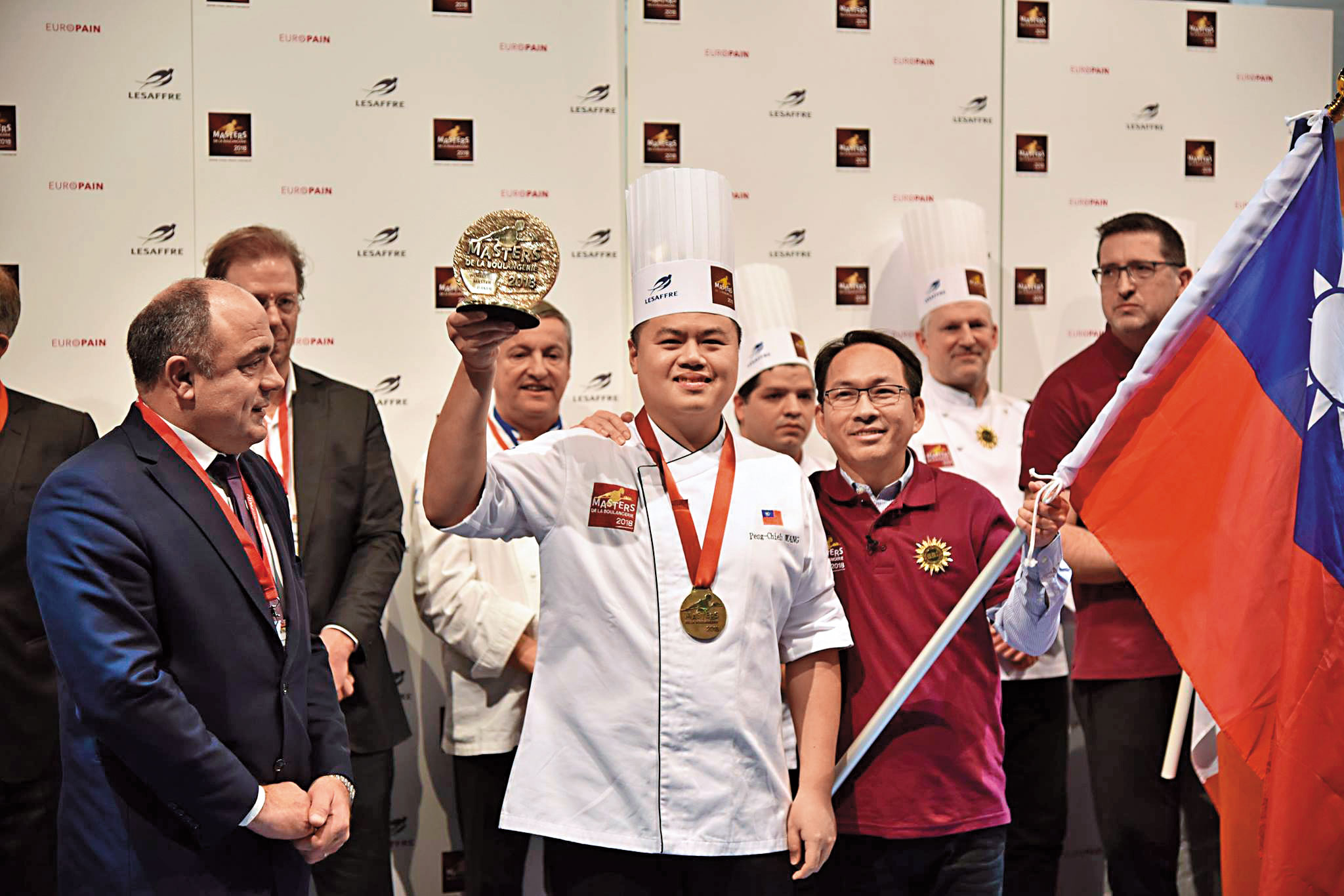 吳寶春（前右）和王鵬傑（前左）結緣甚深，2人亦師亦友，假日常相約一起切磋廚藝。（翻攝自莎士比亞烘焙坊臉書）