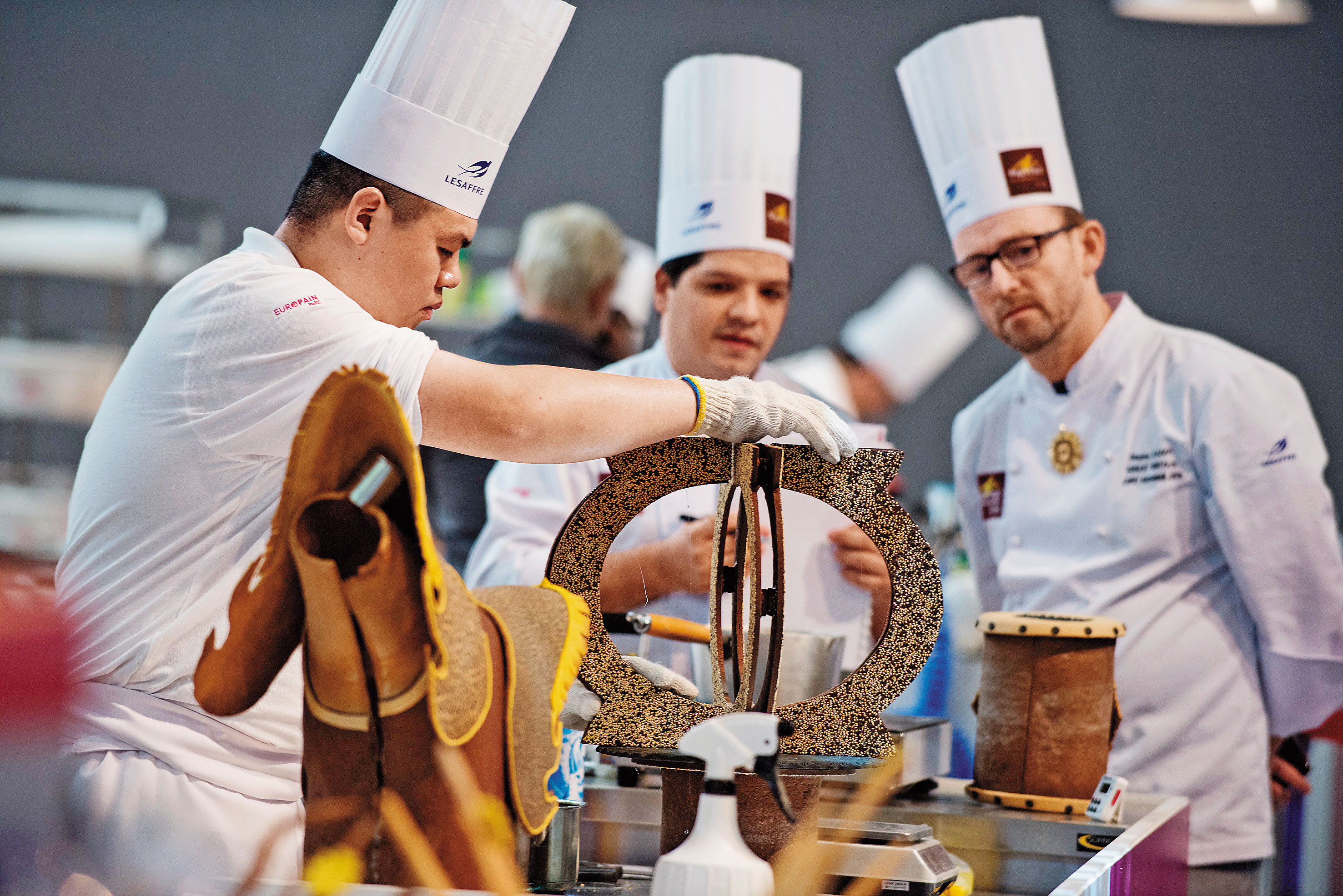 麵包大師賽除了激發創意,耐力也是挑戰,前置作業3小時,正式比賽8小時,加上不厭其煩地演練,只為了獻出最完美的成果。(王鵬傑提供)