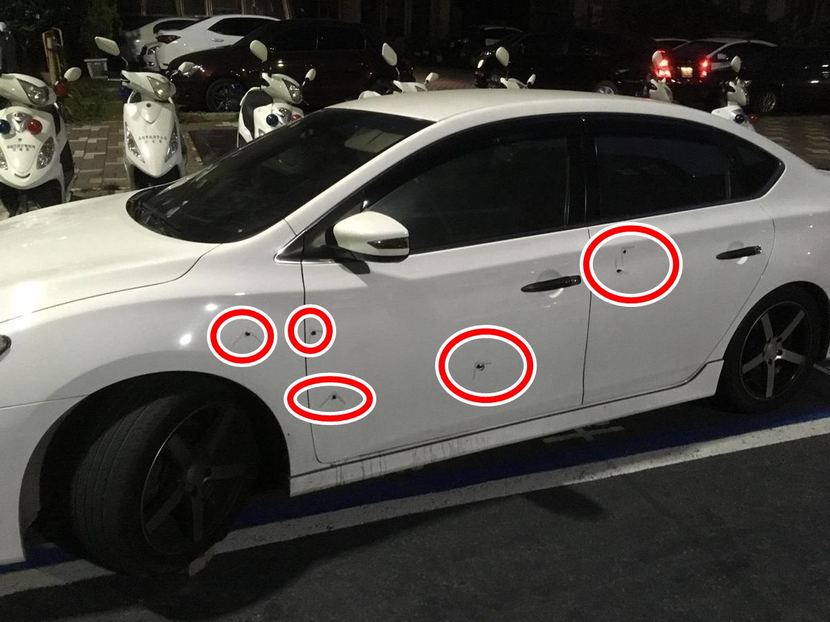 警匪駁火數十槍，白色轎車彈痕累累，還好被員警火力壓制住，不然後果難以想像。（警方提供）