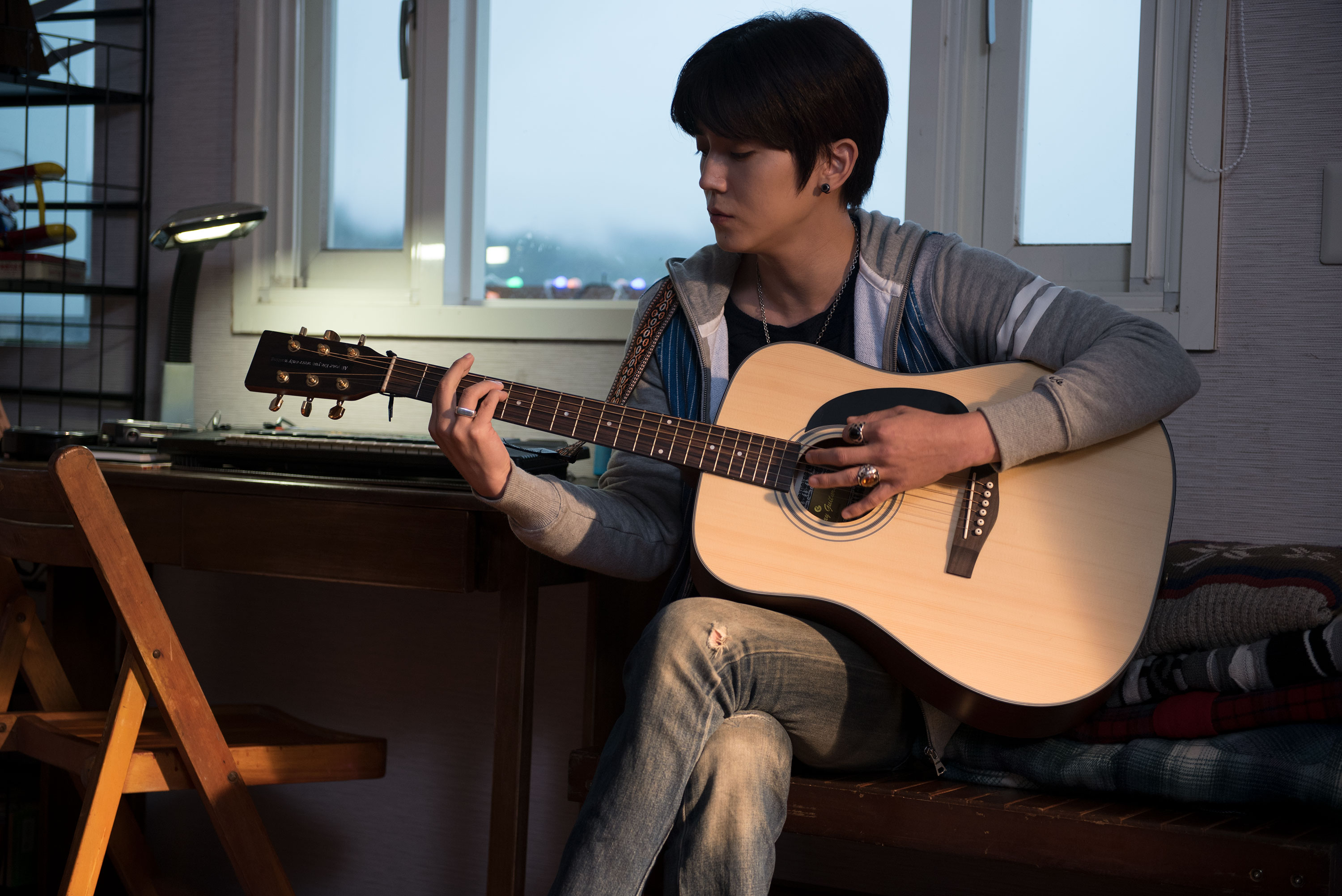 畢書盡在電影中自彈自唱，秀出音樂才華。（星泰提供）