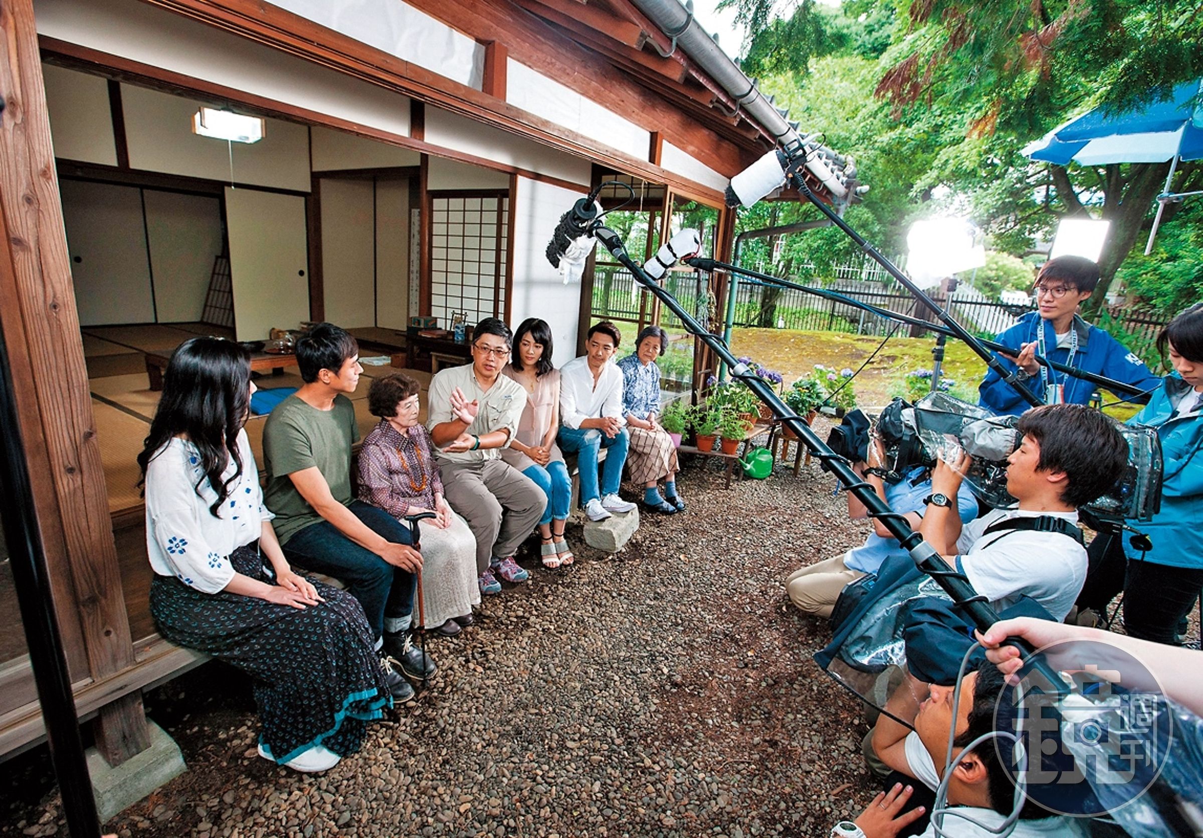 《紡綞蟲的記憶》前往熊本縣日本文豪夏目漱石的故居拍攝時，吸引朝日新聞等日媒前往採訪報導。（磬石數位媒體提供）