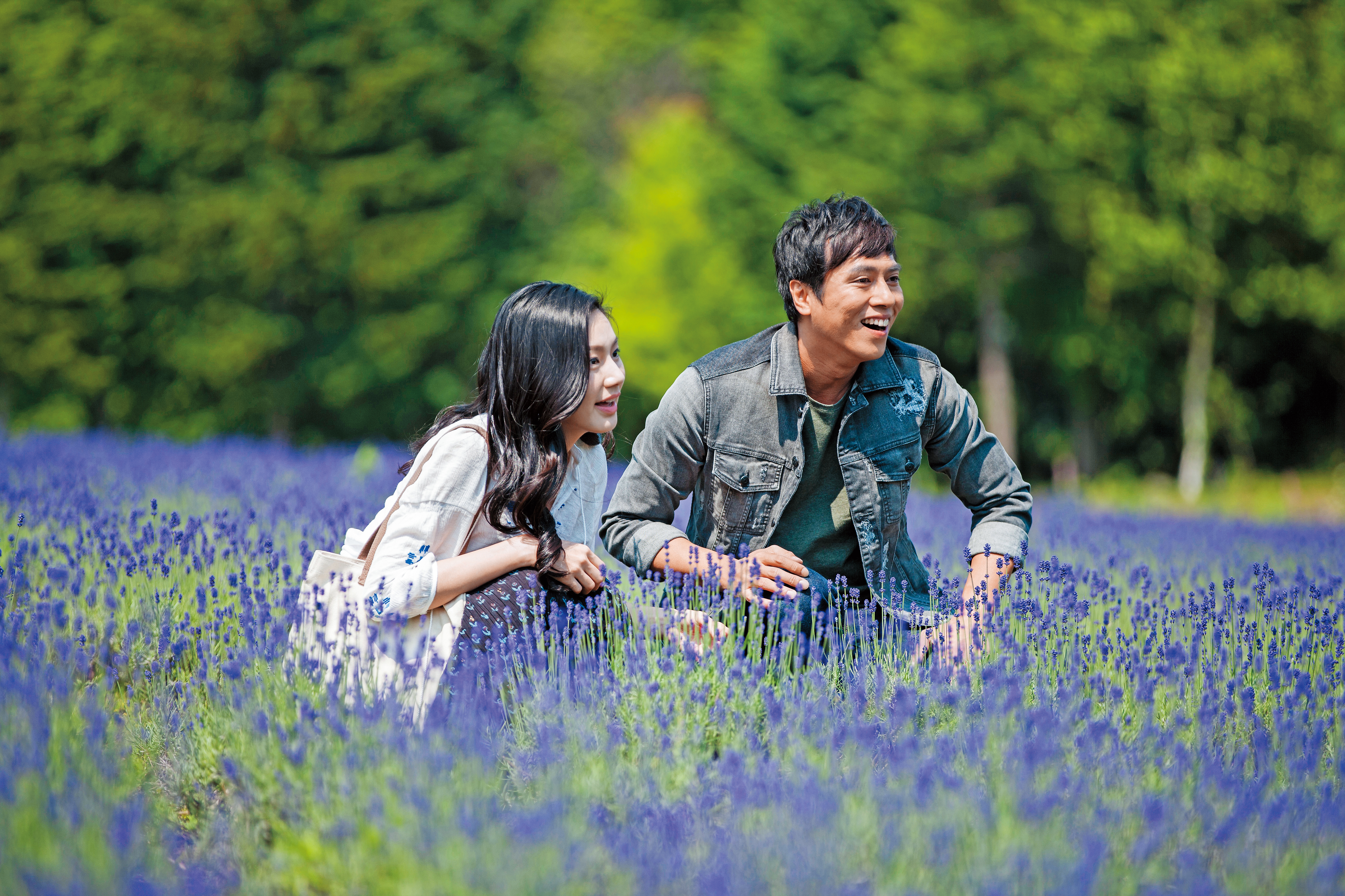 莊凱勛（右）、瑤函沂主演的互動式電視劇《紡綞蟲的記憶》，與日本富士、朝日兩大電視台合作，前往北海道、熊本等地拍攝取景。（磬石數位媒體提供）