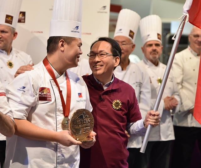 吳寶春（右）和王鵬傑（左），經過多年的烘焙交流，建立了非常深厚的好交情。（王鵬傑提供）